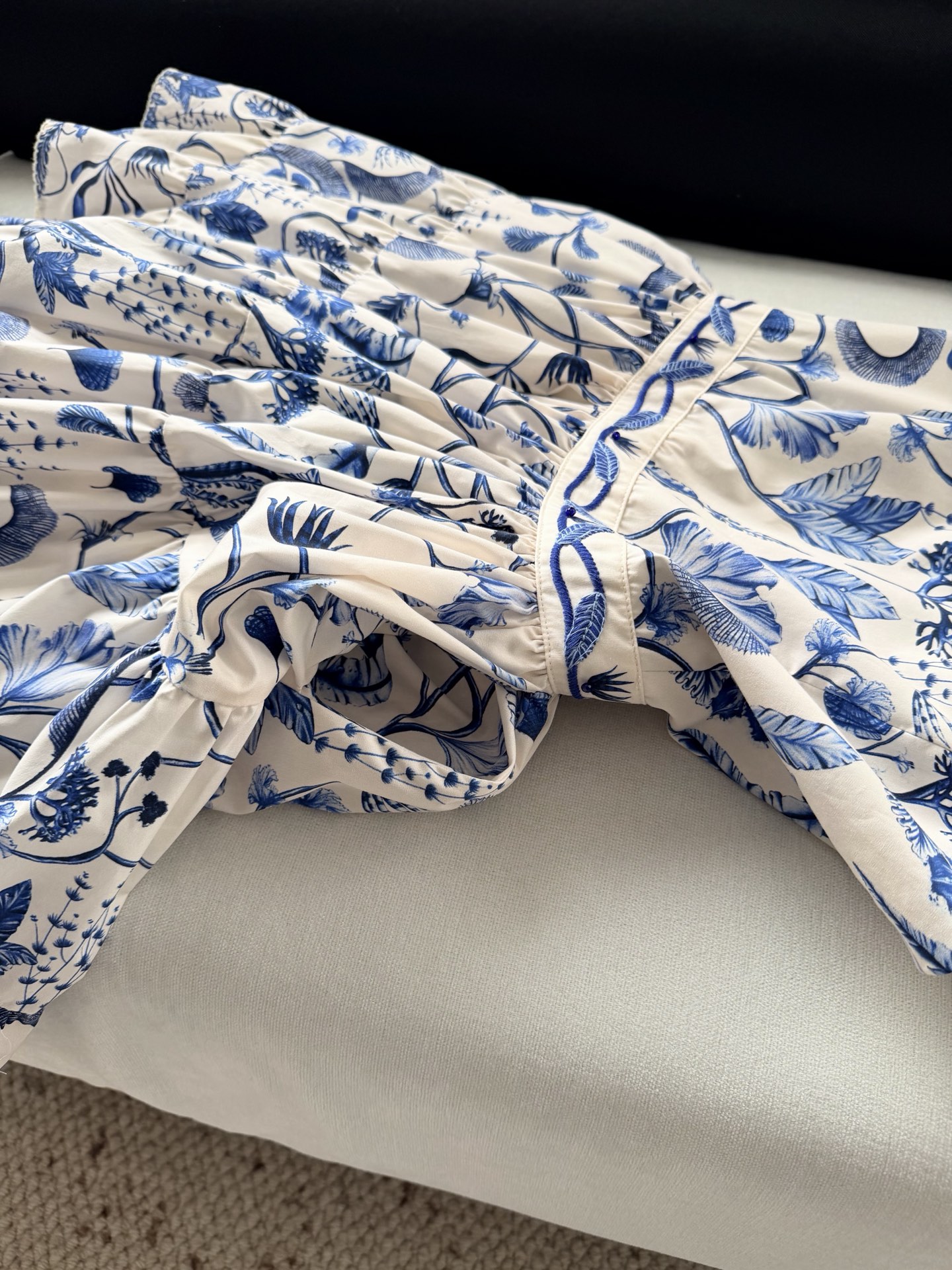 现货‼️‼️/钉珠青花瓷连衣裙✨全身花卉印花，肩带、腰间手工钉珠刺绣，Agua by Agua Bend