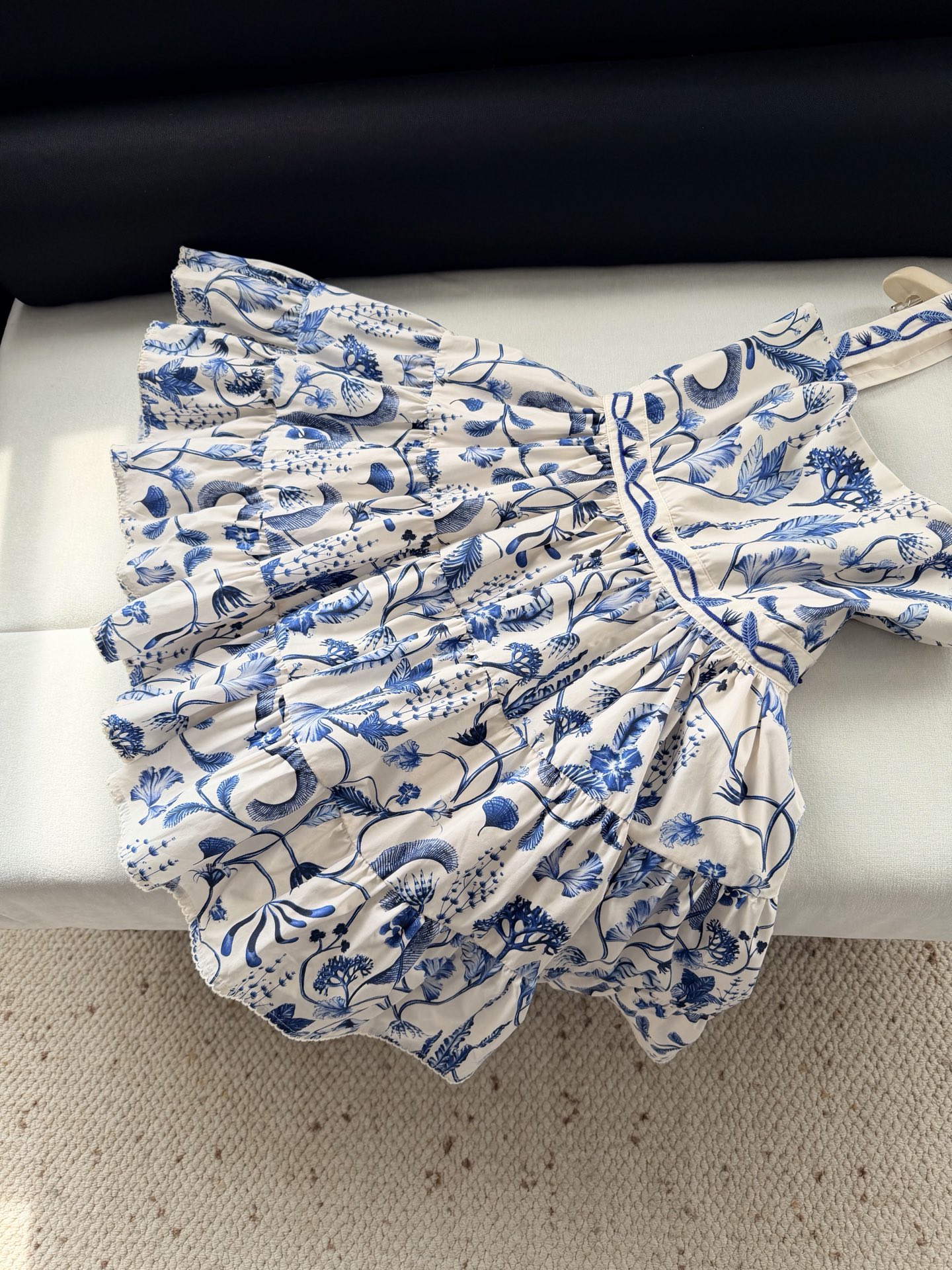 现货‼️‼️/钉珠青花瓷连衣裙✨全身花卉印花，肩带、腰间手工钉珠刺绣，Agua by Agua Bend