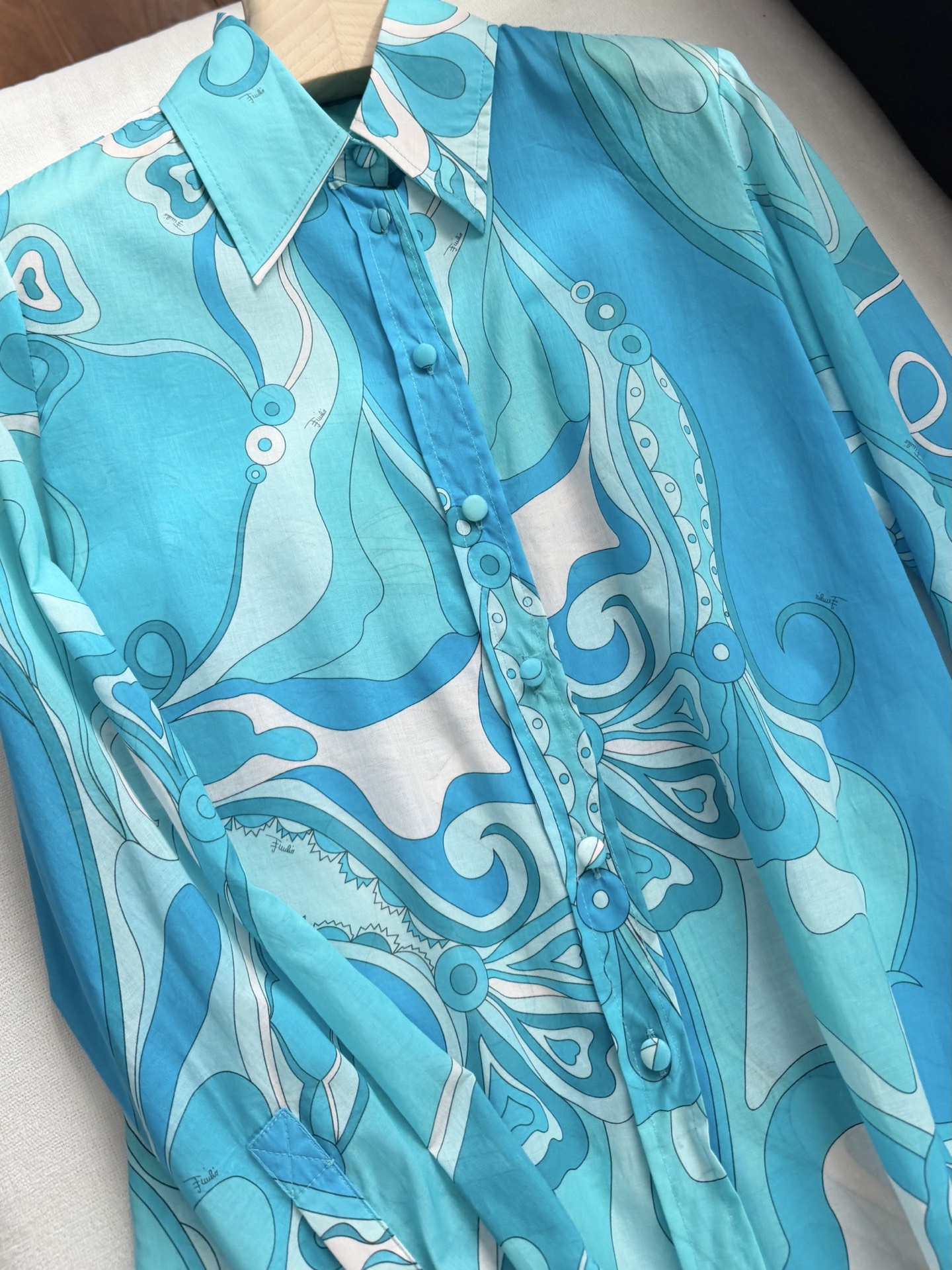 现货‼️‼️/蓝色棉质衬衫✨采用轻盈100%高支棉质面料制成，迷幻漩涡图案印花，修身裁剪 翻领和纽扣前开
