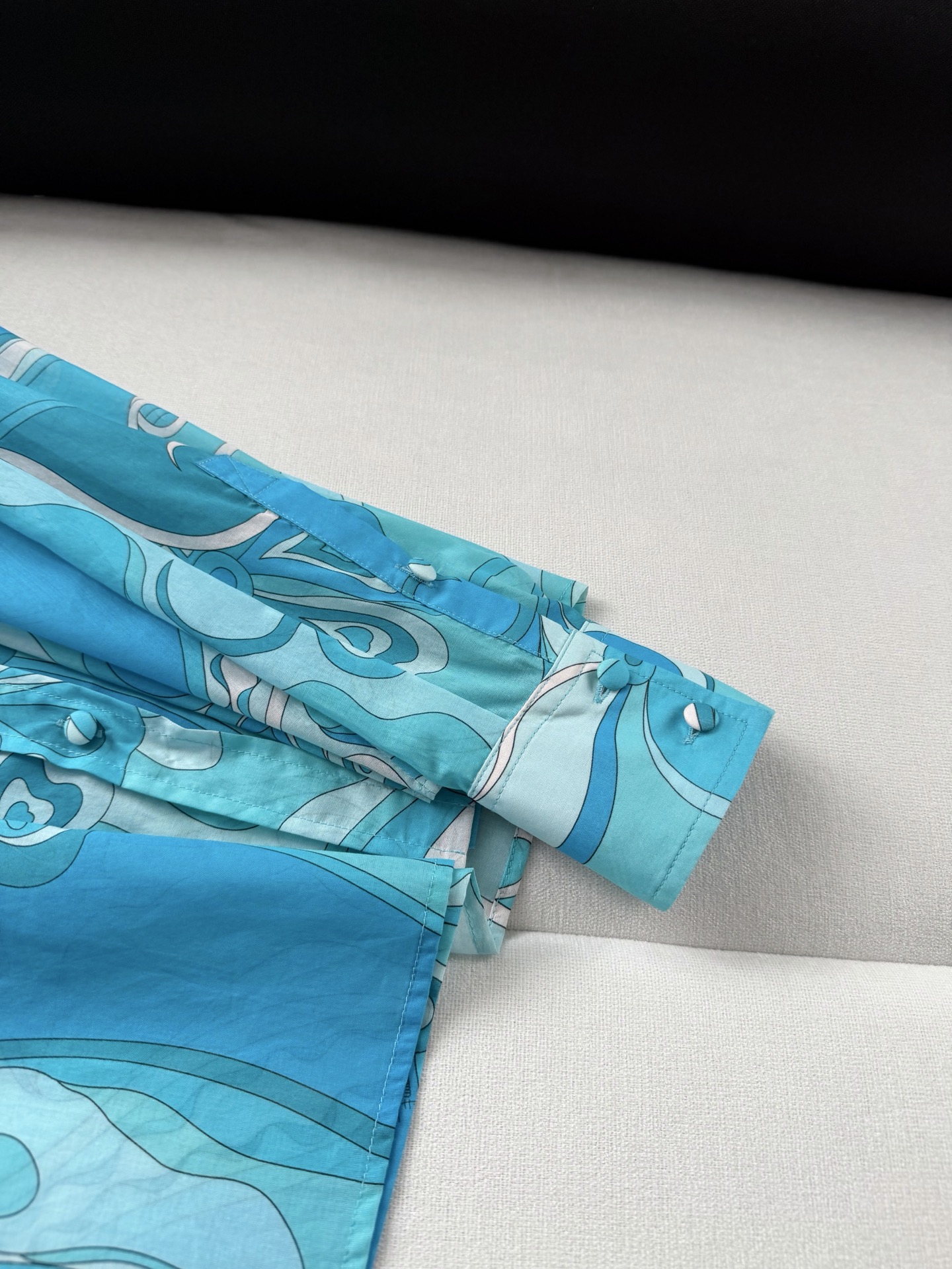 现货‼️‼️/蓝色棉质衬衫✨采用轻盈100%高支棉质面料制成，迷幻漩涡图案印花，修身裁剪 翻领和纽扣前开