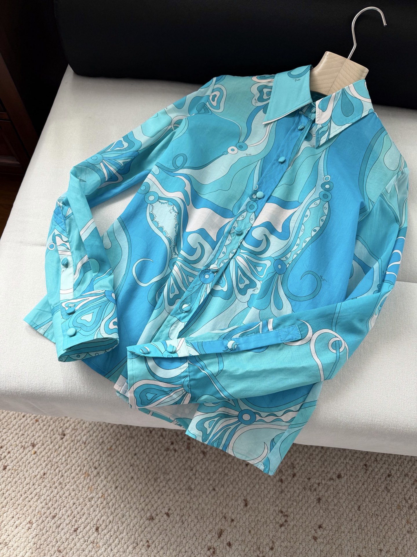 现货‼️‼️/蓝色棉质衬衫✨采用轻盈100%高支棉质面料制成，迷幻漩涡图案印花，修身裁剪 翻领和纽扣前开
