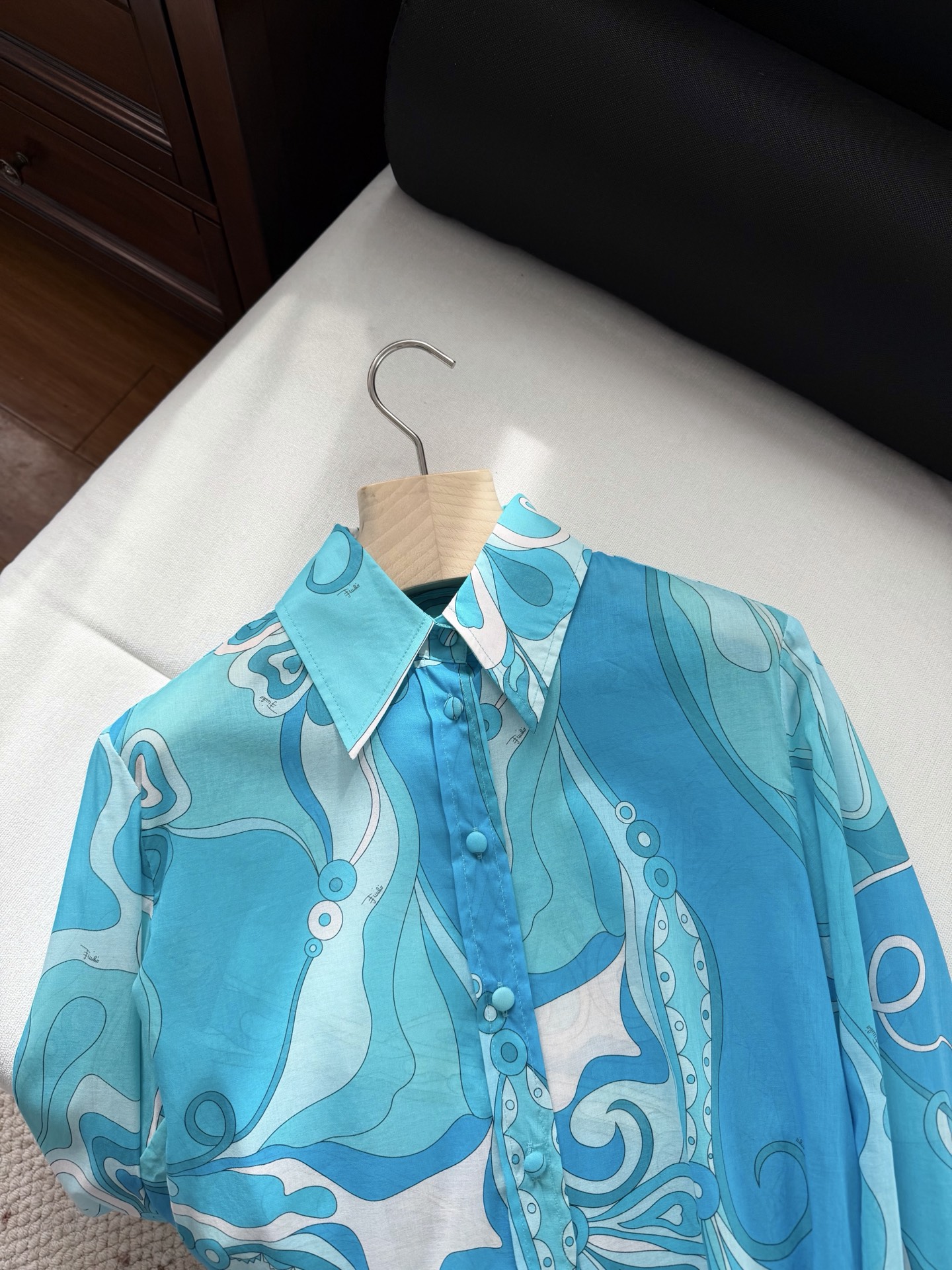 现货‼️‼️/蓝色棉质衬衫✨采用轻盈100%高支棉质面料制成，迷幻漩涡图案印花，修身裁剪 翻领和纽扣前开