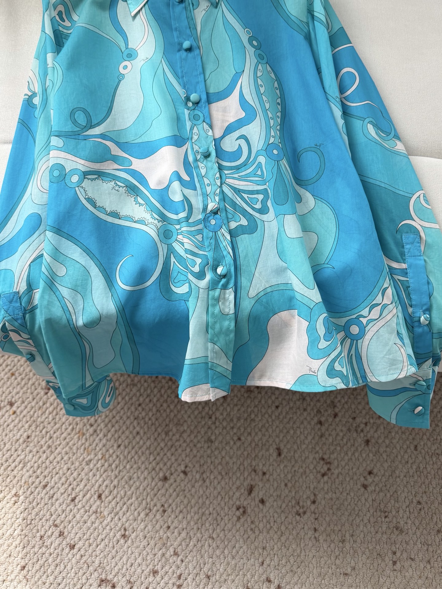 现货‼️‼️/蓝色棉质衬衫✨采用轻盈100%高支棉质面料制成，迷幻漩涡图案印花，修身裁剪 翻领和纽扣前开