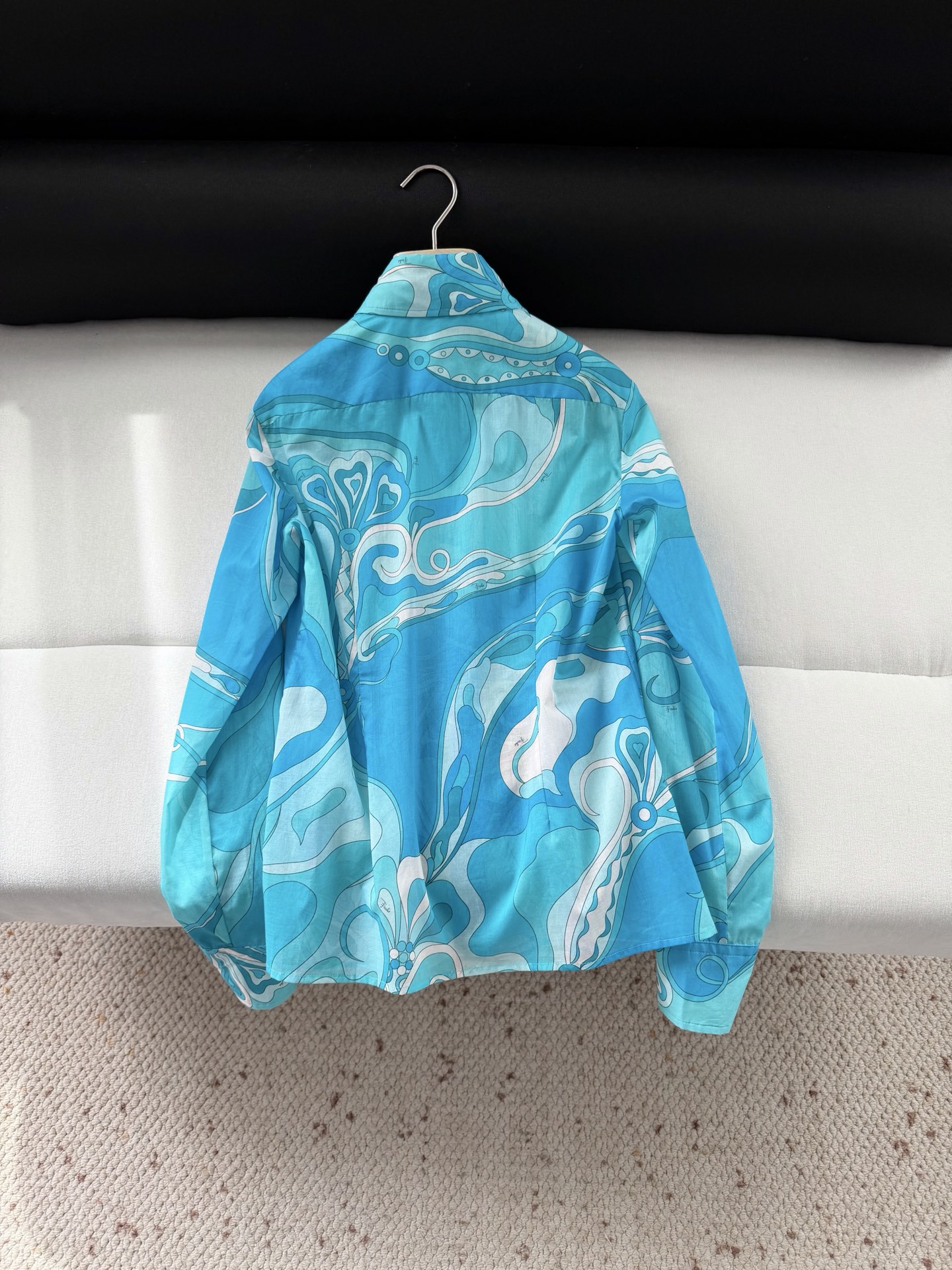 现货‼️‼️/蓝色棉质衬衫✨采用轻盈100%高支棉质面料制成，迷幻漩涡图案印花，修身裁剪 翻领和纽扣前开