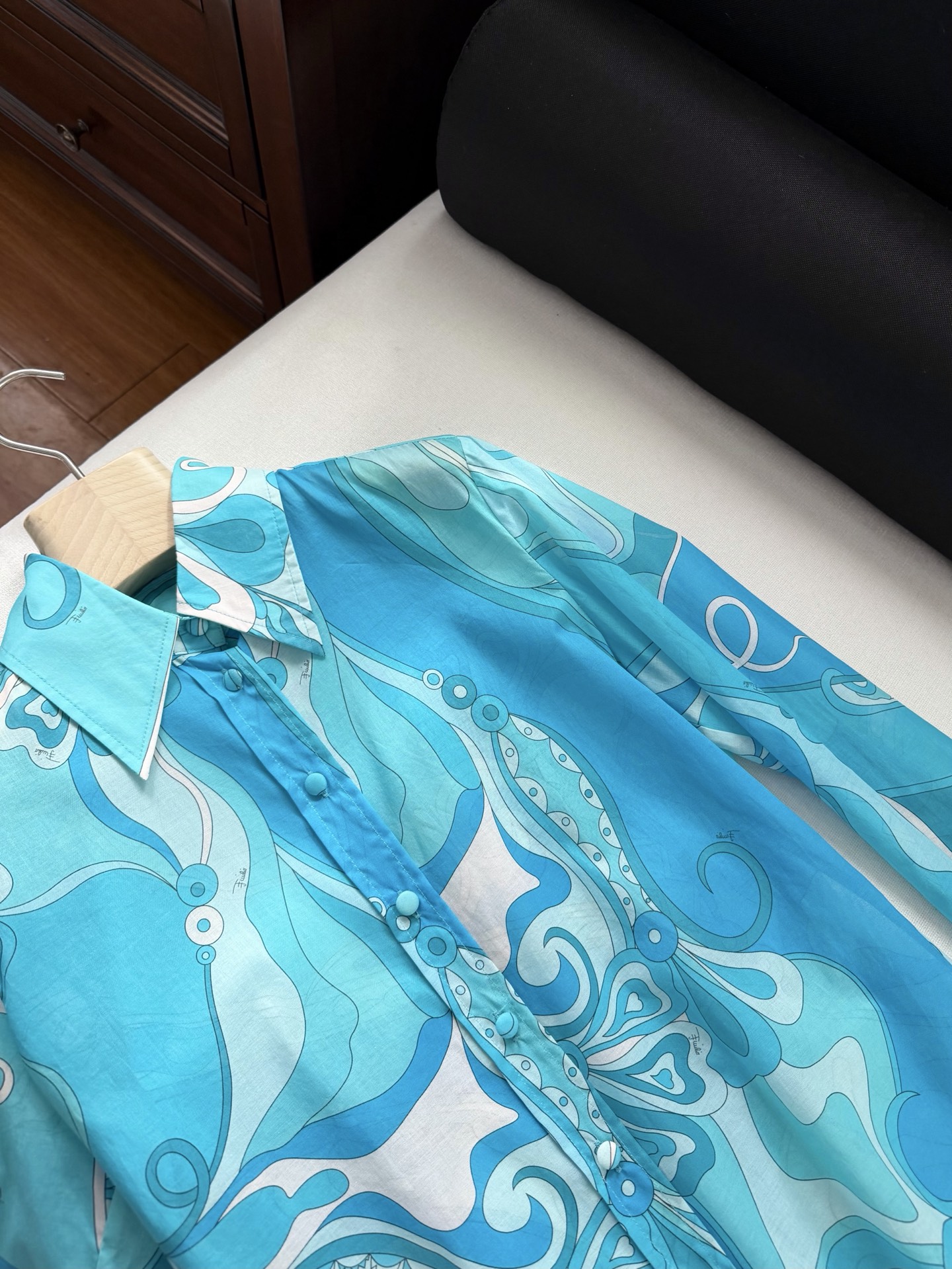 现货‼️‼️/蓝色棉质衬衫✨采用轻盈100%高支棉质面料制成，迷幻漩涡图案印花，修身裁剪 翻领和纽扣前开