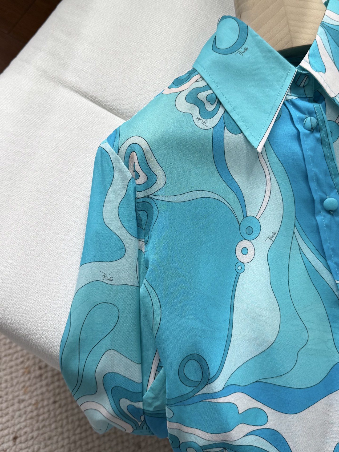 现货‼️‼️/蓝色棉质衬衫✨采用轻盈100%高支棉质面料制成，迷幻漩涡图案印花，修身裁剪 翻领和纽扣前开