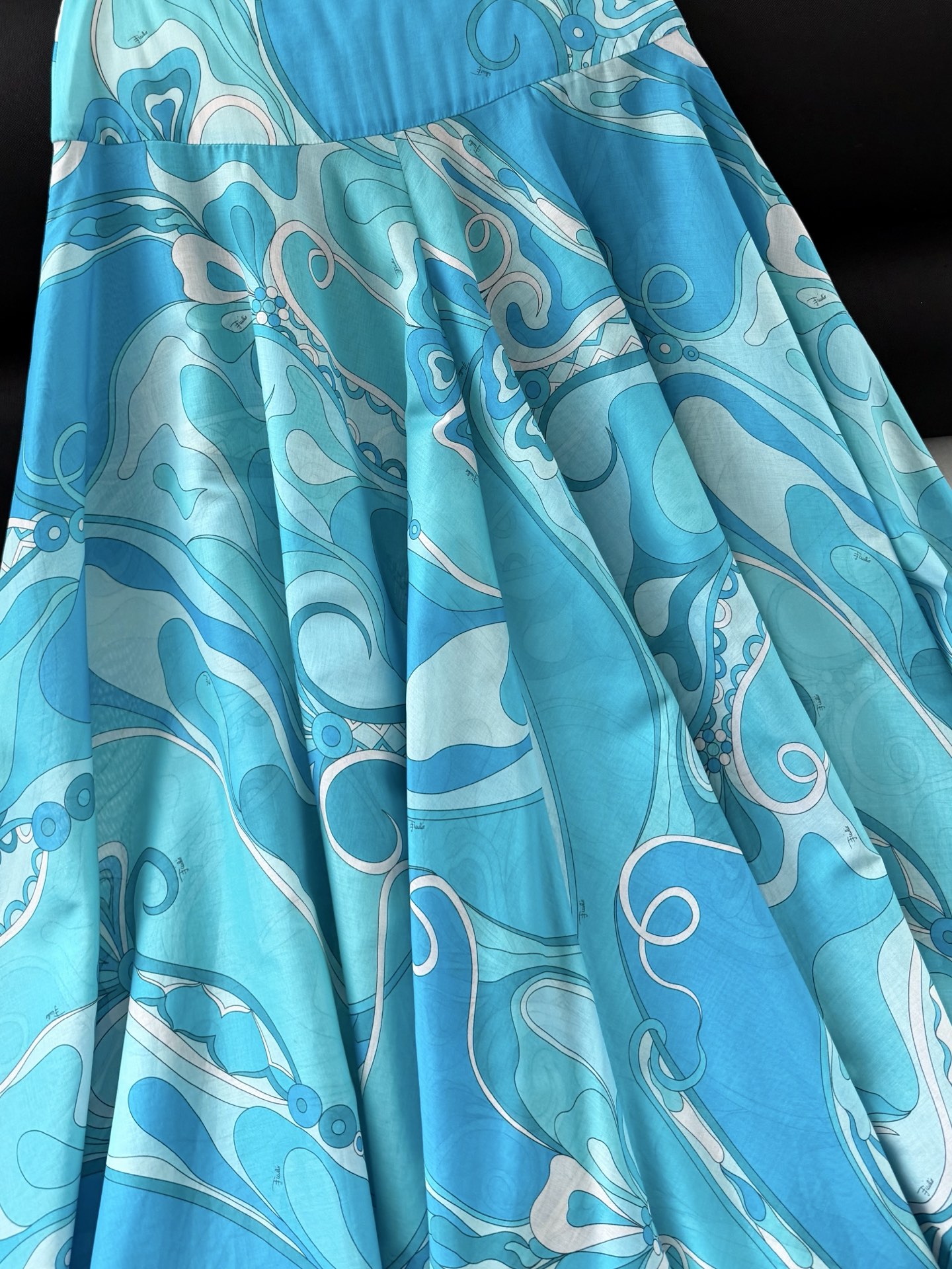 现货‼️‼️/蓝色加长半身裙✨采用轻盈100%高支棉质面料制成，迷幻漩涡图案印花，侧隐形拉链开合，超长a