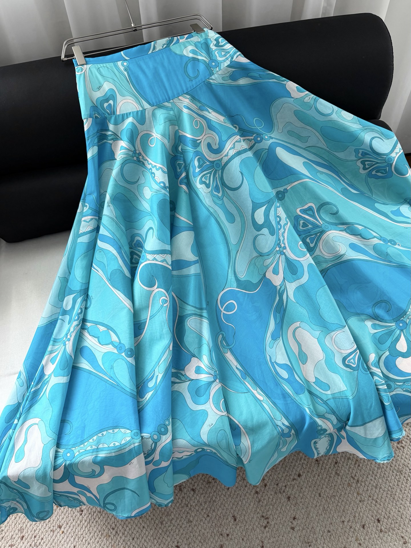 现货‼️‼️/蓝色加长半身裙✨采用轻盈100%高支棉质面料制成，迷幻漩涡图案印花，侧隐形拉链开合，超长a