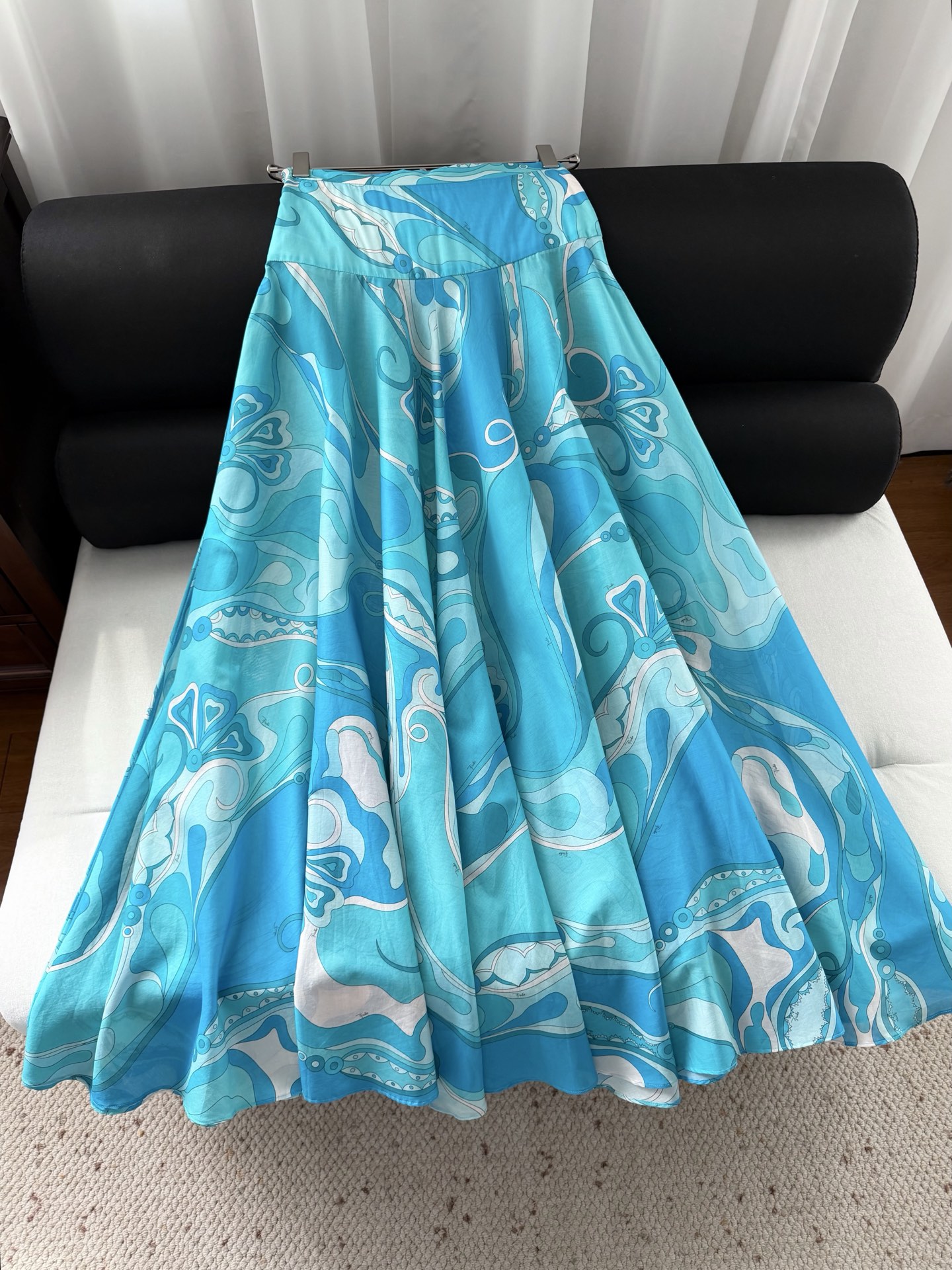 现货‼️‼️/蓝色加长半身裙✨采用轻盈100%高支棉质面料制成，迷幻漩涡图案印花，侧隐形拉链开合，超长a