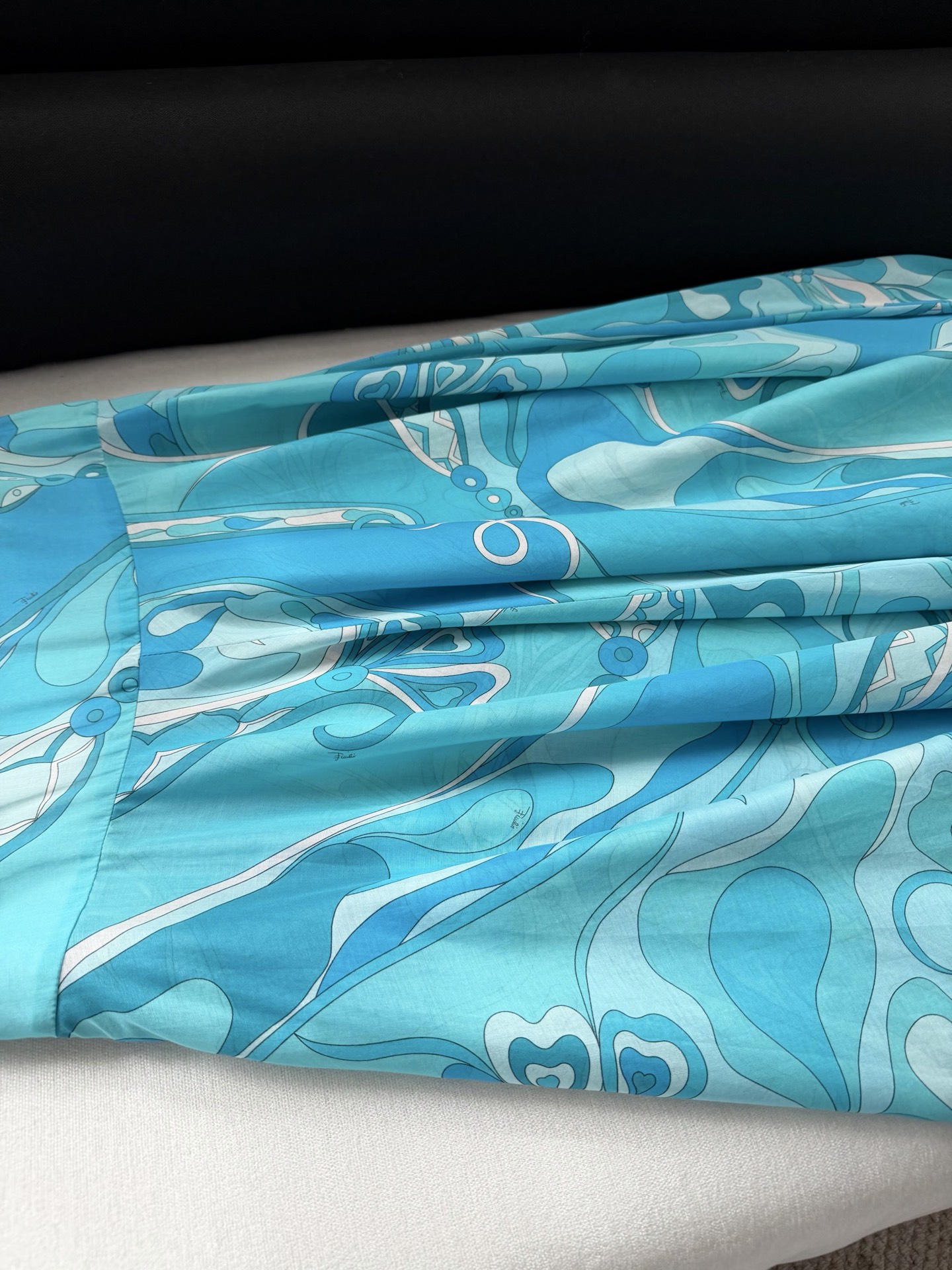 现货‼️‼️/蓝色加长半身裙✨采用轻盈100%高支棉质面料制成，迷幻漩涡图案印花，侧隐形拉链开合，超长a