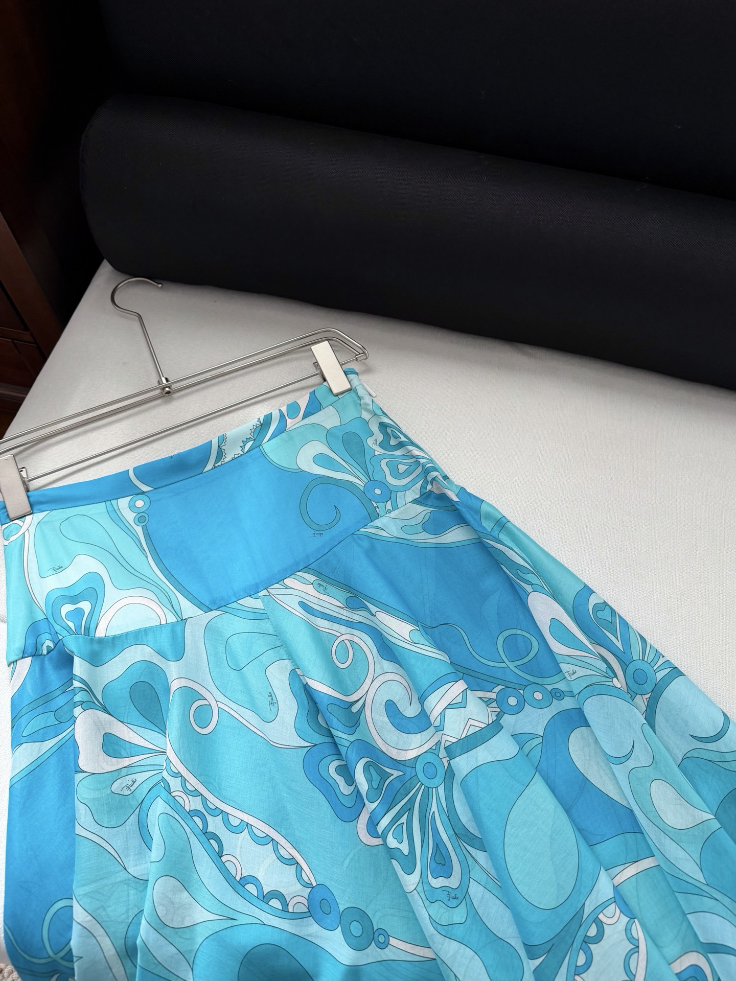 现货‼️‼️/蓝色加长半身裙✨采用轻盈100%高支棉质面料制成，迷幻漩涡图案印花，侧隐形拉链开合，超长a