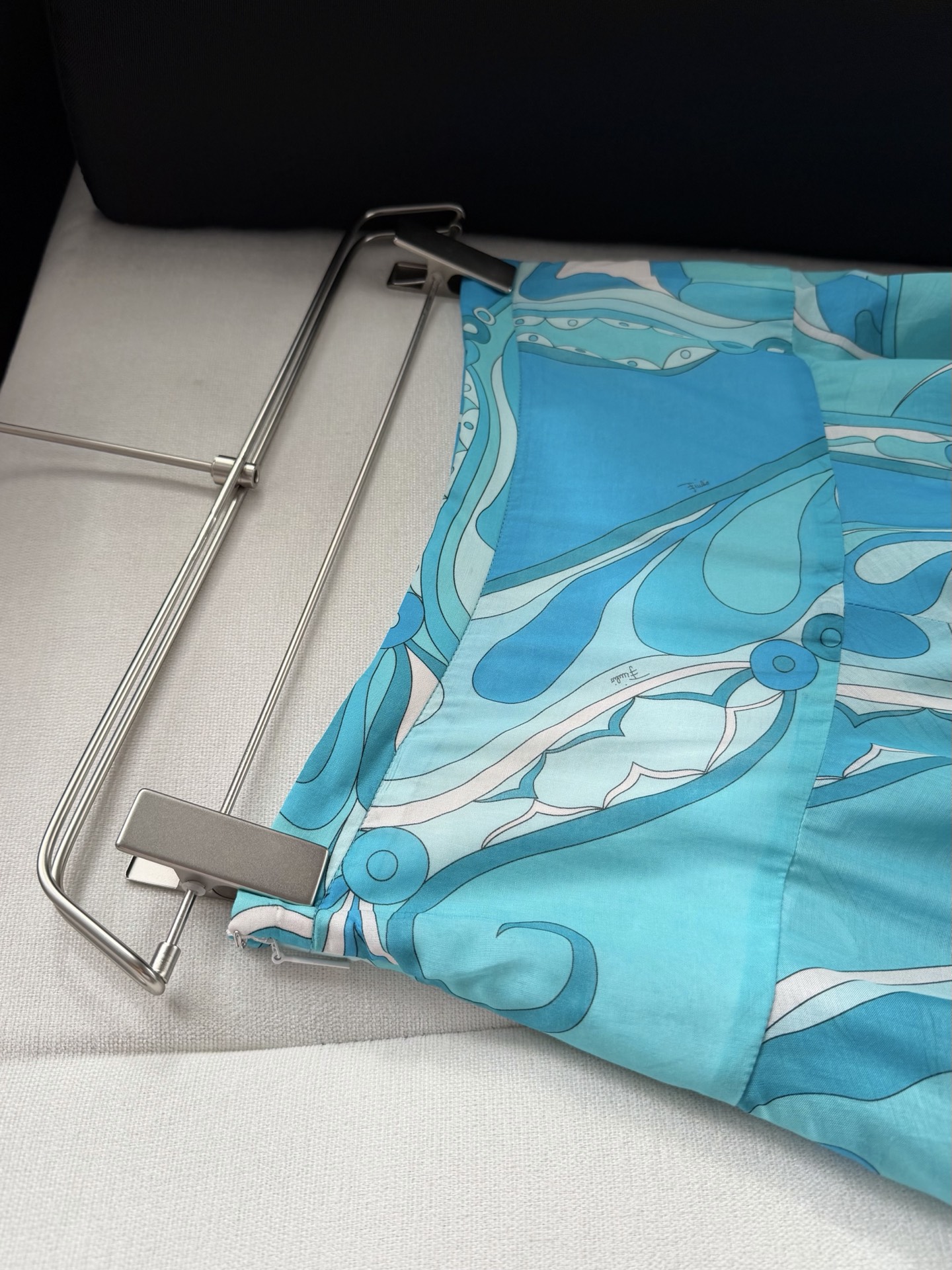 现货‼️‼️/蓝色加长半身裙✨采用轻盈100%高支棉质面料制成，迷幻漩涡图案印花，侧隐形拉链开合，超长a