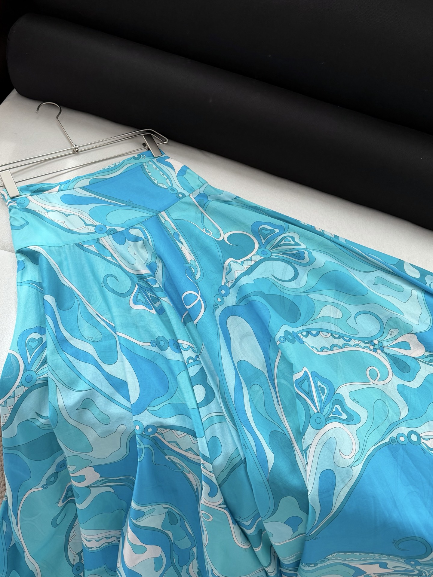 现货‼️‼️/蓝色加长半身裙✨采用轻盈100%高支棉质面料制成，迷幻漩涡图案印花，侧隐形拉链开合，超长a