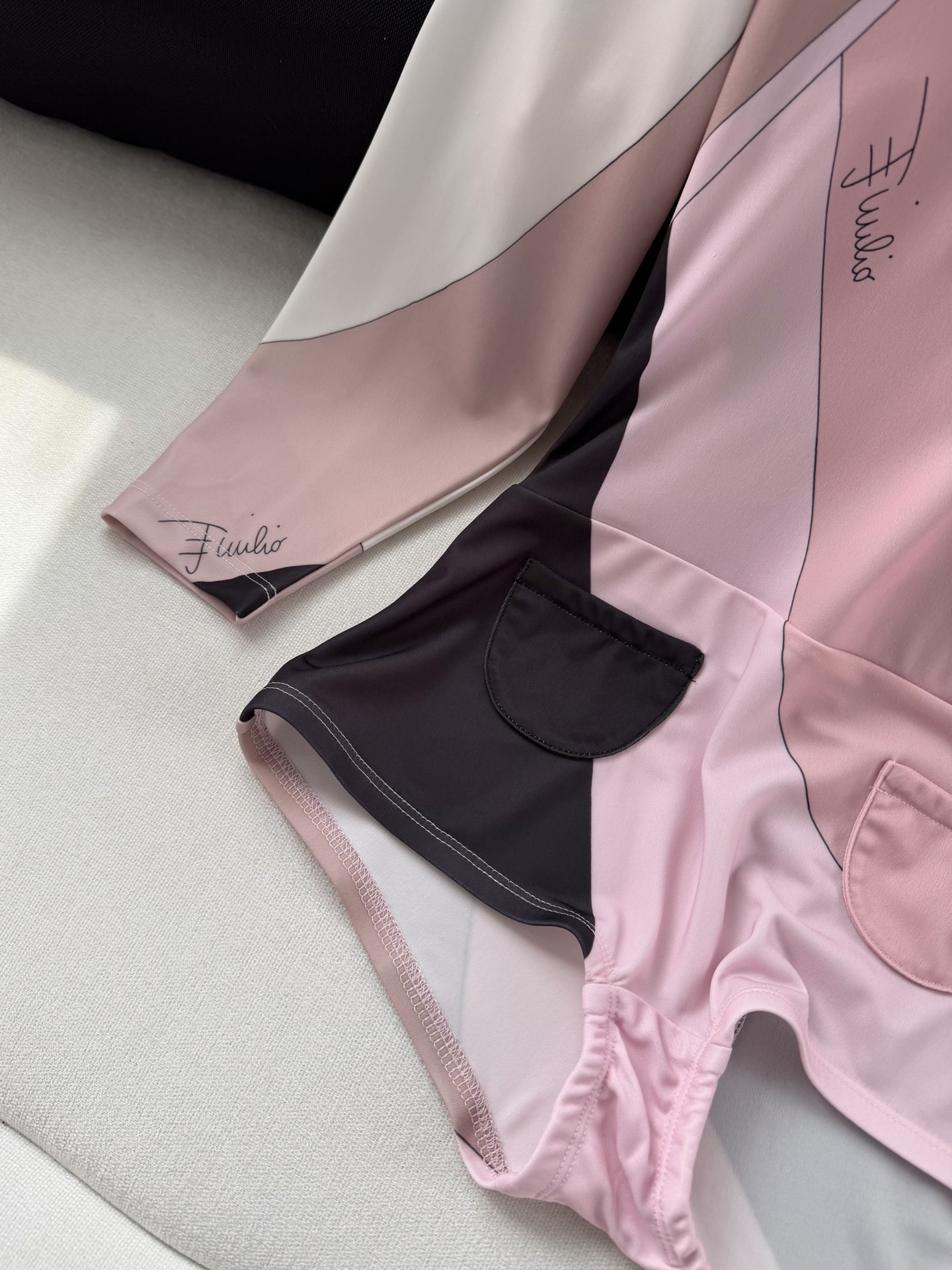 现货‼️‼️/连体衣短裤✨Iride Macro标志性印花图案超有辨识度，带弹力面料贴合人体设计，日常或