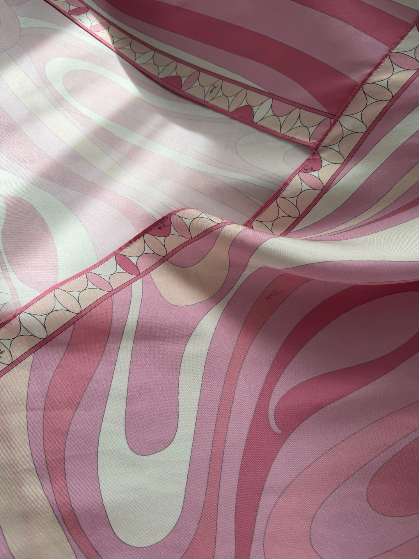 现货‼️‼️/粉色半裙✨100%斜纹绸真丝、全身标志性几何漩涡印花，“Marmo”印花遍布全身，不对称裙