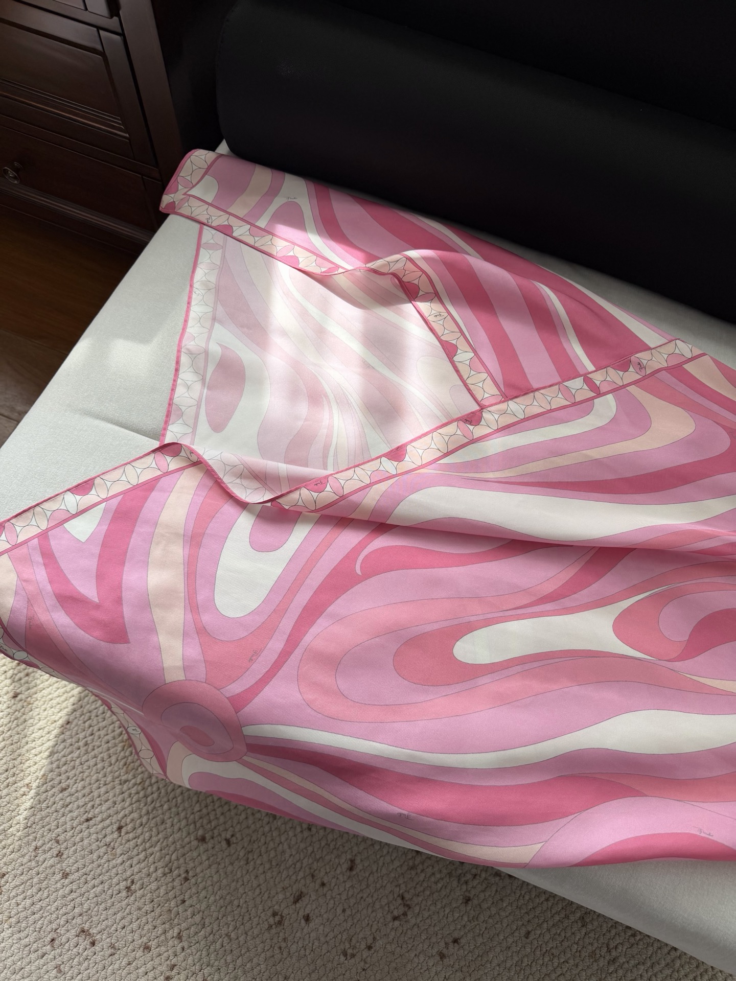 现货‼️‼️/粉色半裙✨100%斜纹绸真丝、全身标志性几何漩涡印花，“Marmo”印花遍布全身，不对称裙