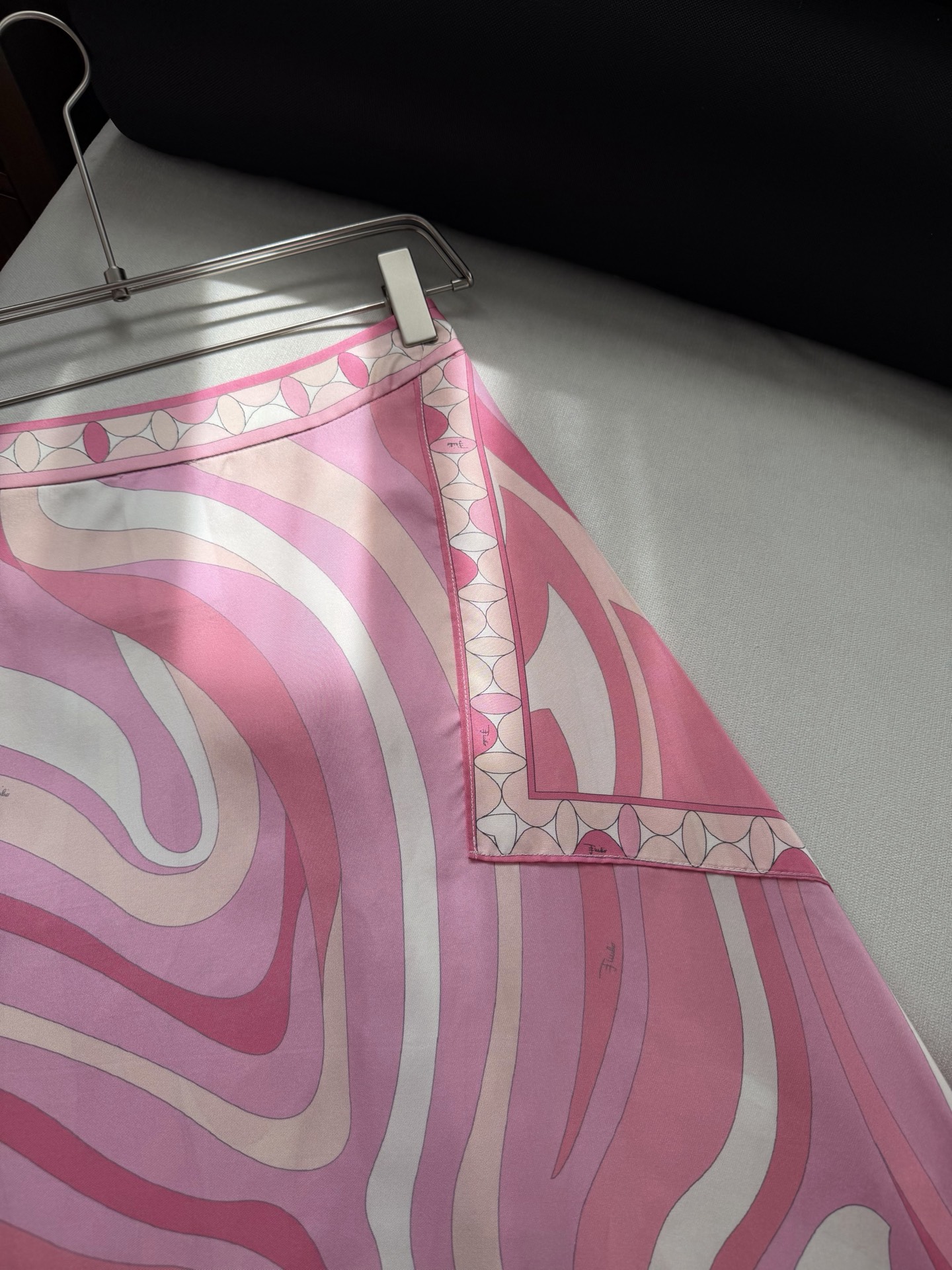 现货‼️‼️/粉色半裙✨100%斜纹绸真丝、全身标志性几何漩涡印花，“Marmo”印花遍布全身，不对称裙