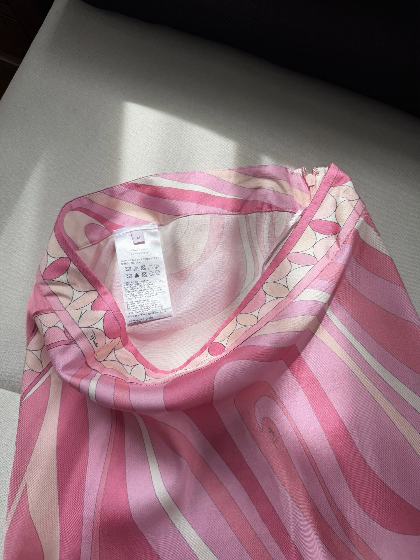 现货‼️‼️/粉色半裙✨100%斜纹绸真丝、全身标志性几何漩涡印花，“Marmo”印花遍布全身，不对称裙