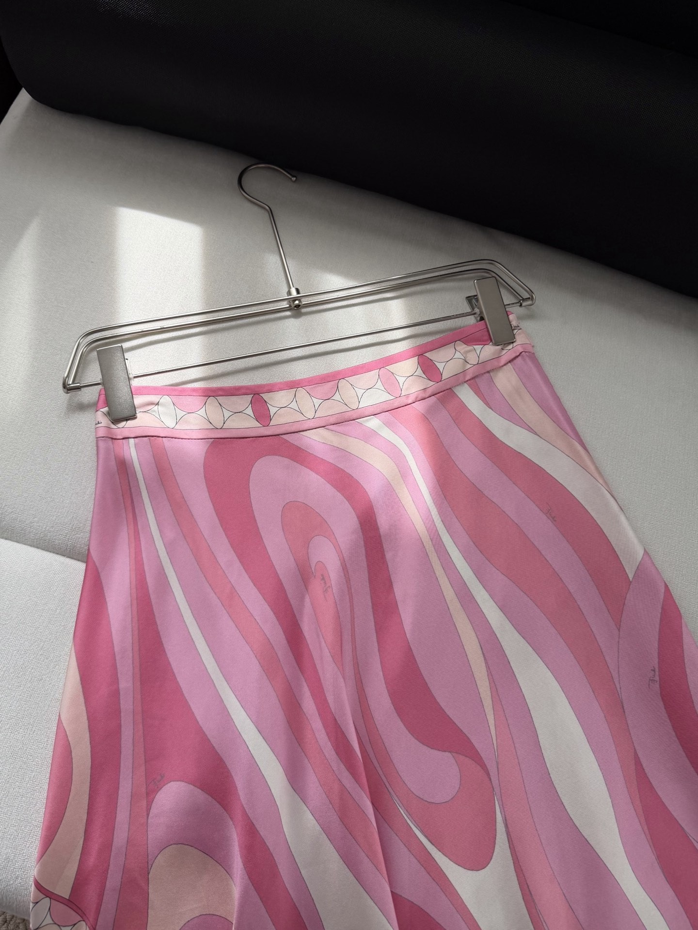 现货‼️‼️/粉色半裙✨100%斜纹绸真丝、全身标志性几何漩涡印花，“Marmo”印花遍布全身，不对称裙