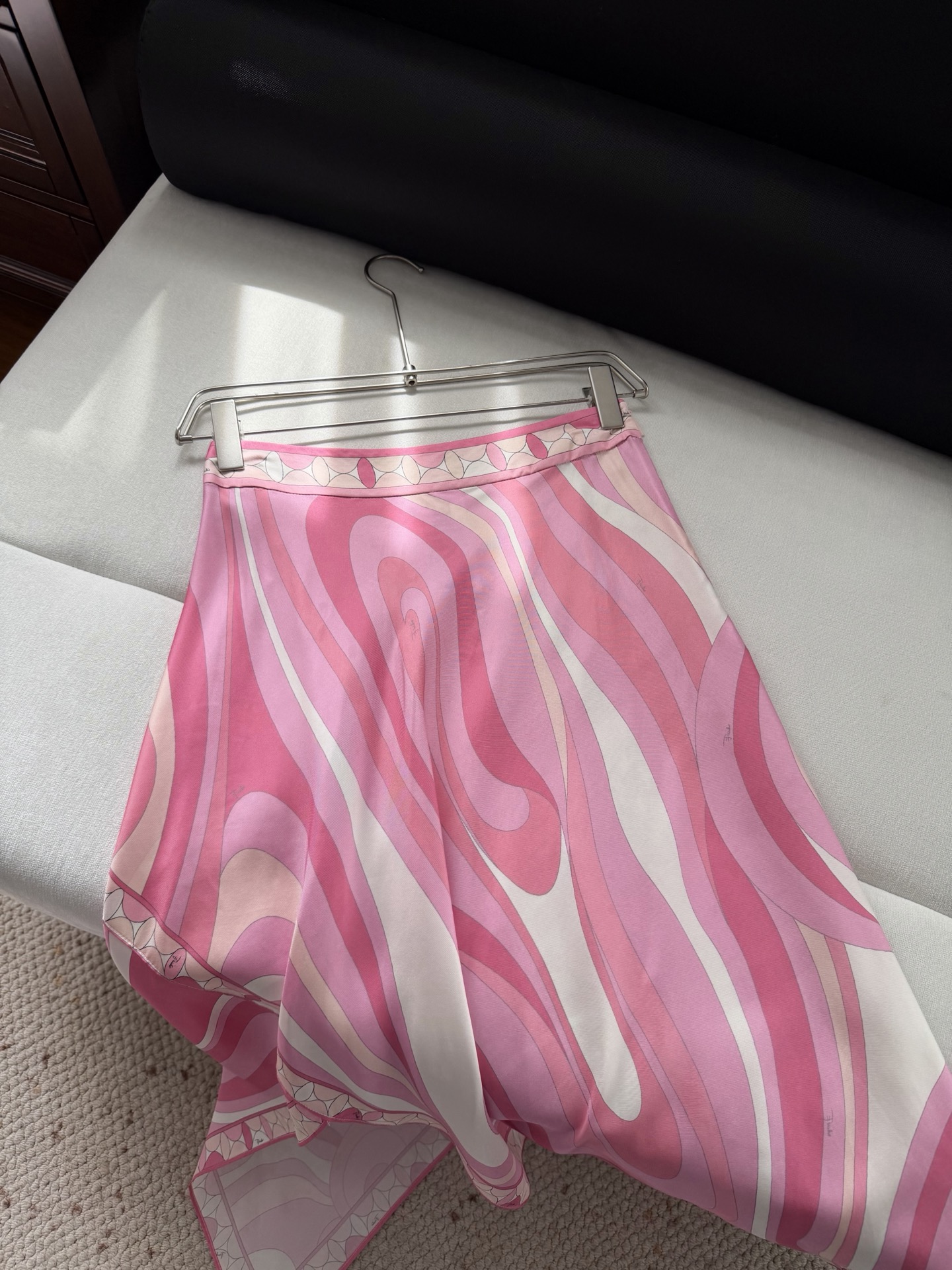 现货‼️‼️/粉色半裙✨100%斜纹绸真丝、全身标志性几何漩涡印花，“Marmo”印花遍布全身，不对称裙