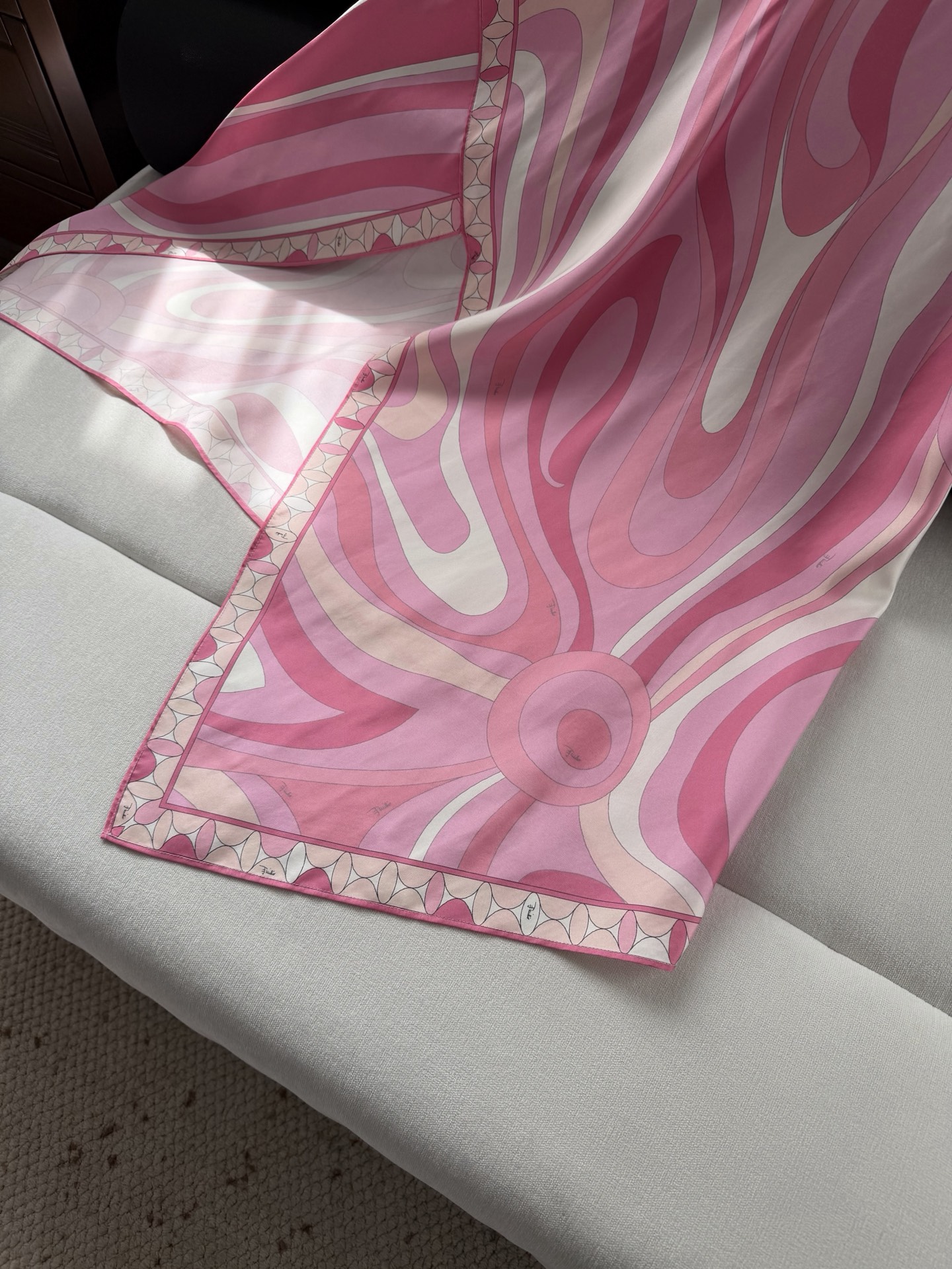 现货‼️‼️/粉色半裙✨100%斜纹绸真丝、全身标志性几何漩涡印花，“Marmo”印花遍布全身，不对称裙