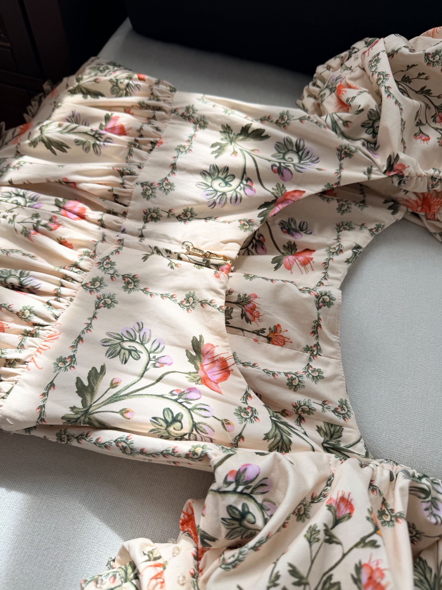 现货‼️‼️/宫廷泡泡袖连衣裙✨Agua真的又仙又美，袖口手工珠饰，非常立体的宫廷袖搭配汤匙领口，肩线胸