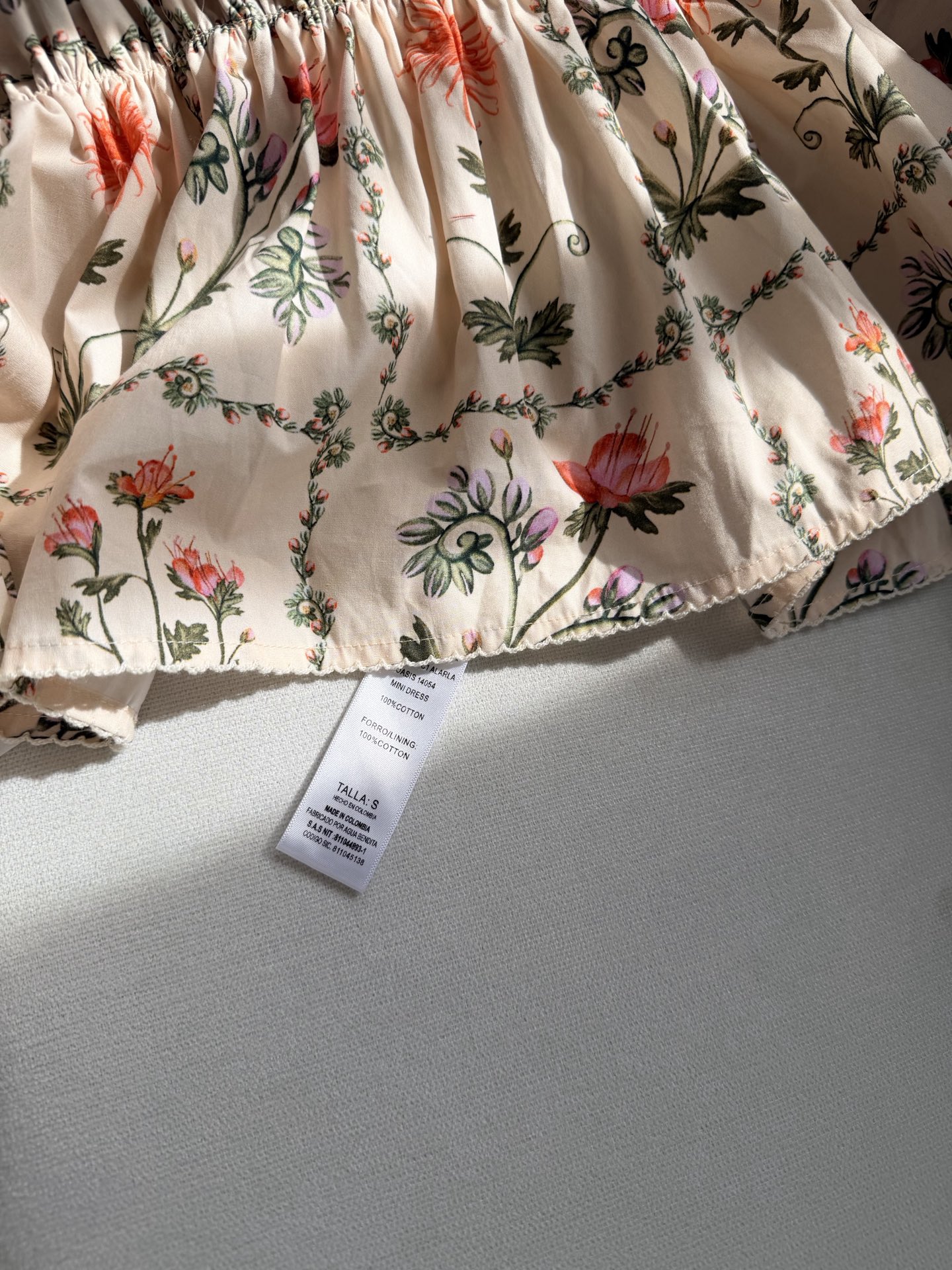 现货‼️‼️/宫廷泡泡袖连衣裙✨Agua真的又仙又美，袖口手工珠饰，非常立体的宫廷袖搭配汤匙领口，肩线胸