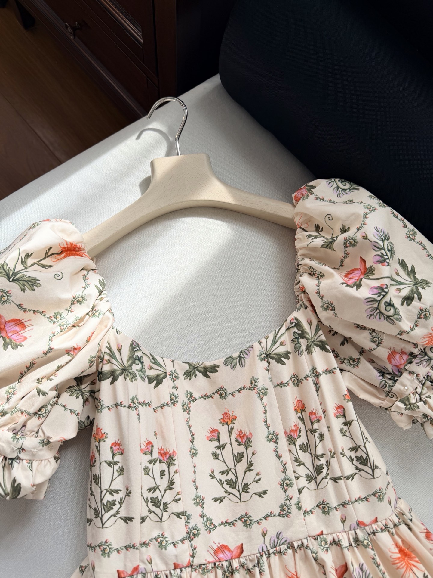 现货‼️‼️/宫廷泡泡袖连衣裙✨Agua真的又仙又美，袖口手工珠饰，非常立体的宫廷袖搭配汤匙领口，肩线胸