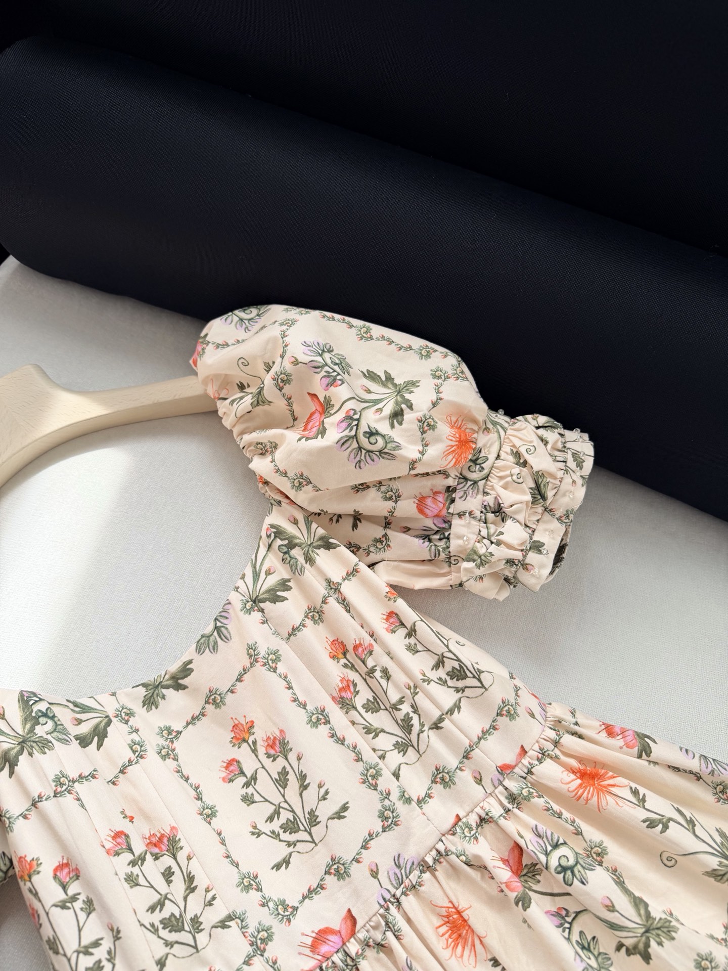 现货‼️‼️/宫廷泡泡袖连衣裙✨Agua真的又仙又美，袖口手工珠饰，非常立体的宫廷袖搭配汤匙领口，肩线胸