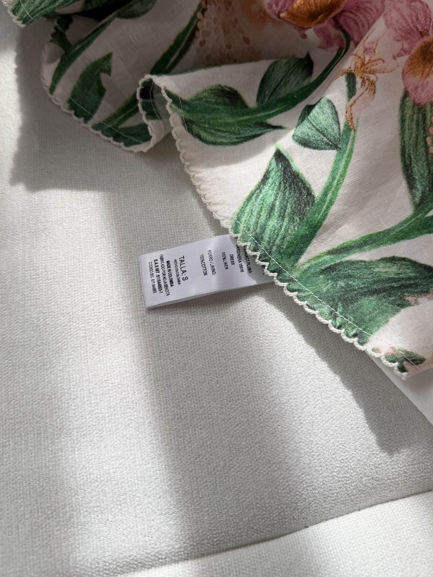 现货‼️‼️/繁花大摆连衣裙✨Agua by Agua Bendita以独特的设计和手工出名，上身穿着，