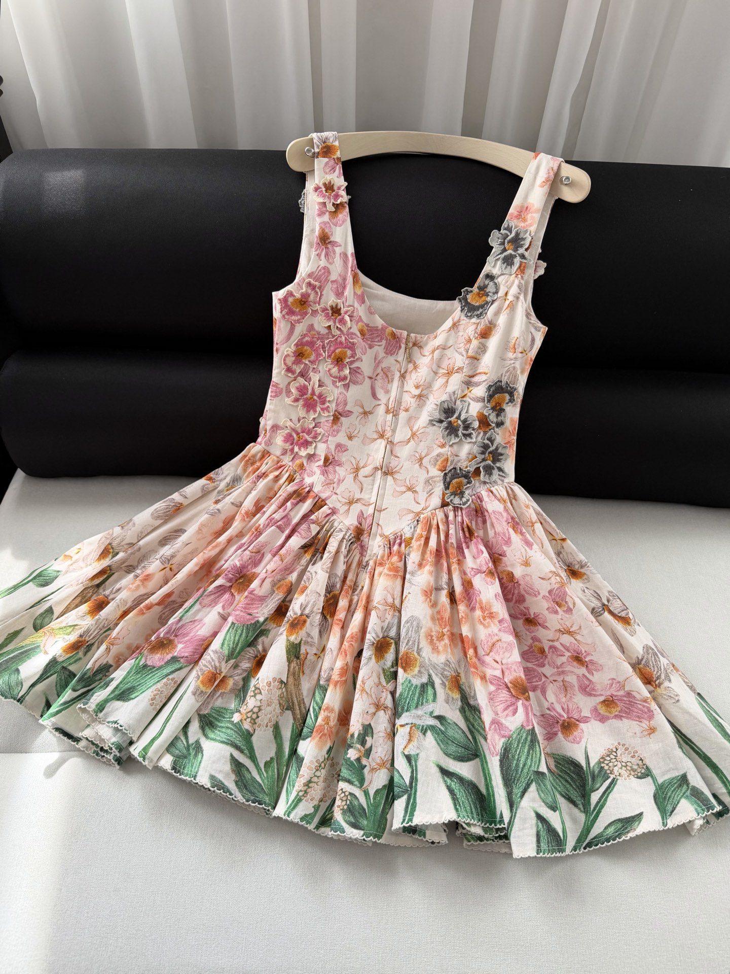 现货‼️‼️/繁花大摆连衣裙✨Agua by Agua Bendita以独特的设计和手工出名，上身穿着，