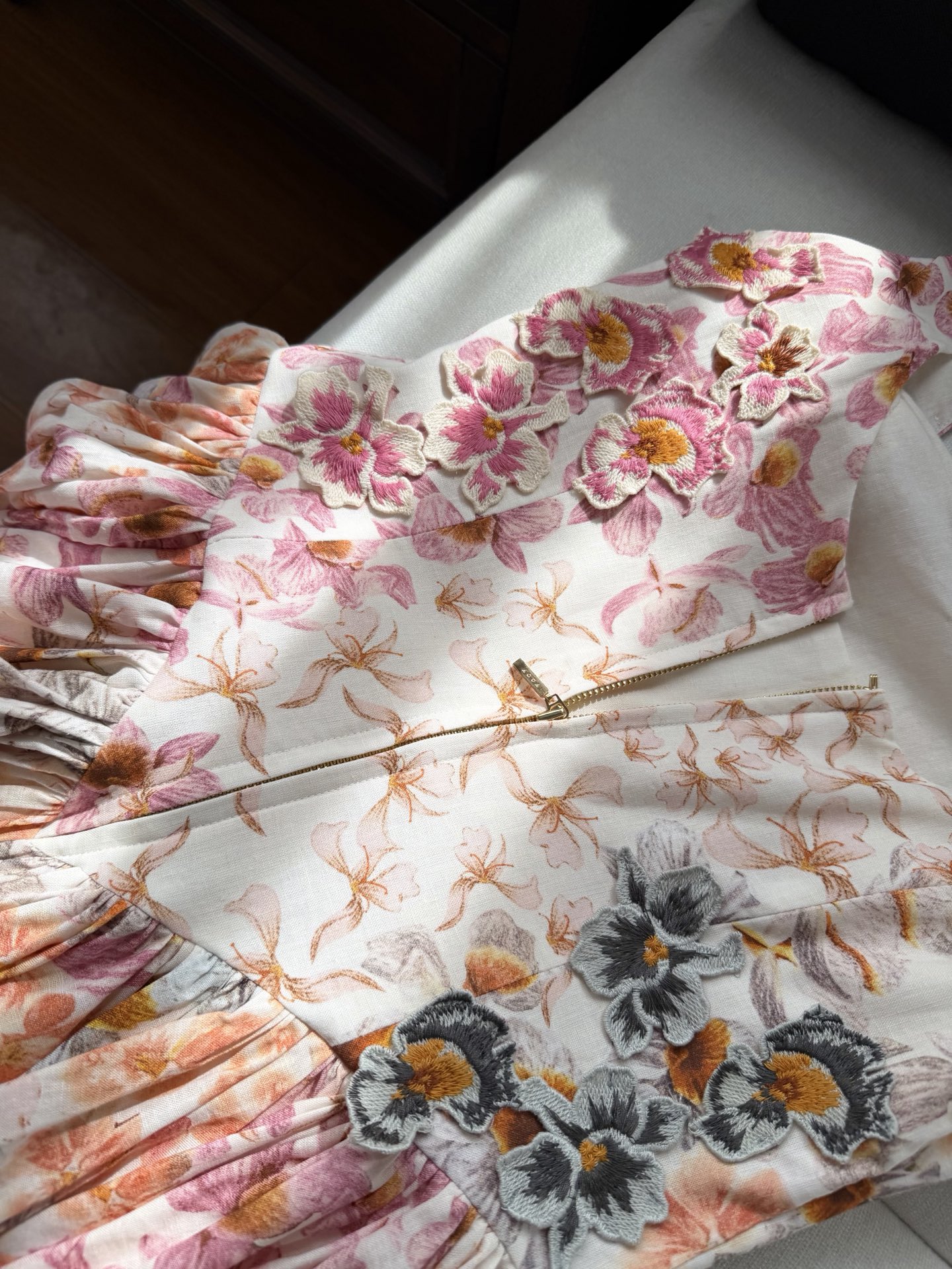 现货‼️‼️/繁花大摆连衣裙✨Agua by Agua Bendita以独特的设计和手工出名，上身穿着，