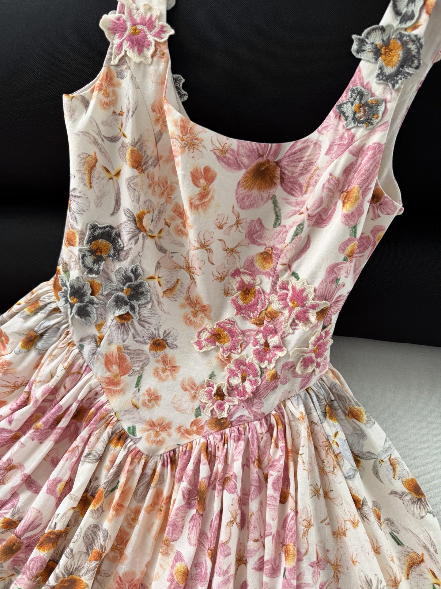 现货‼️‼️/繁花大摆连衣裙✨Agua by Agua Bendita以独特的设计和手工出名，上身穿着，