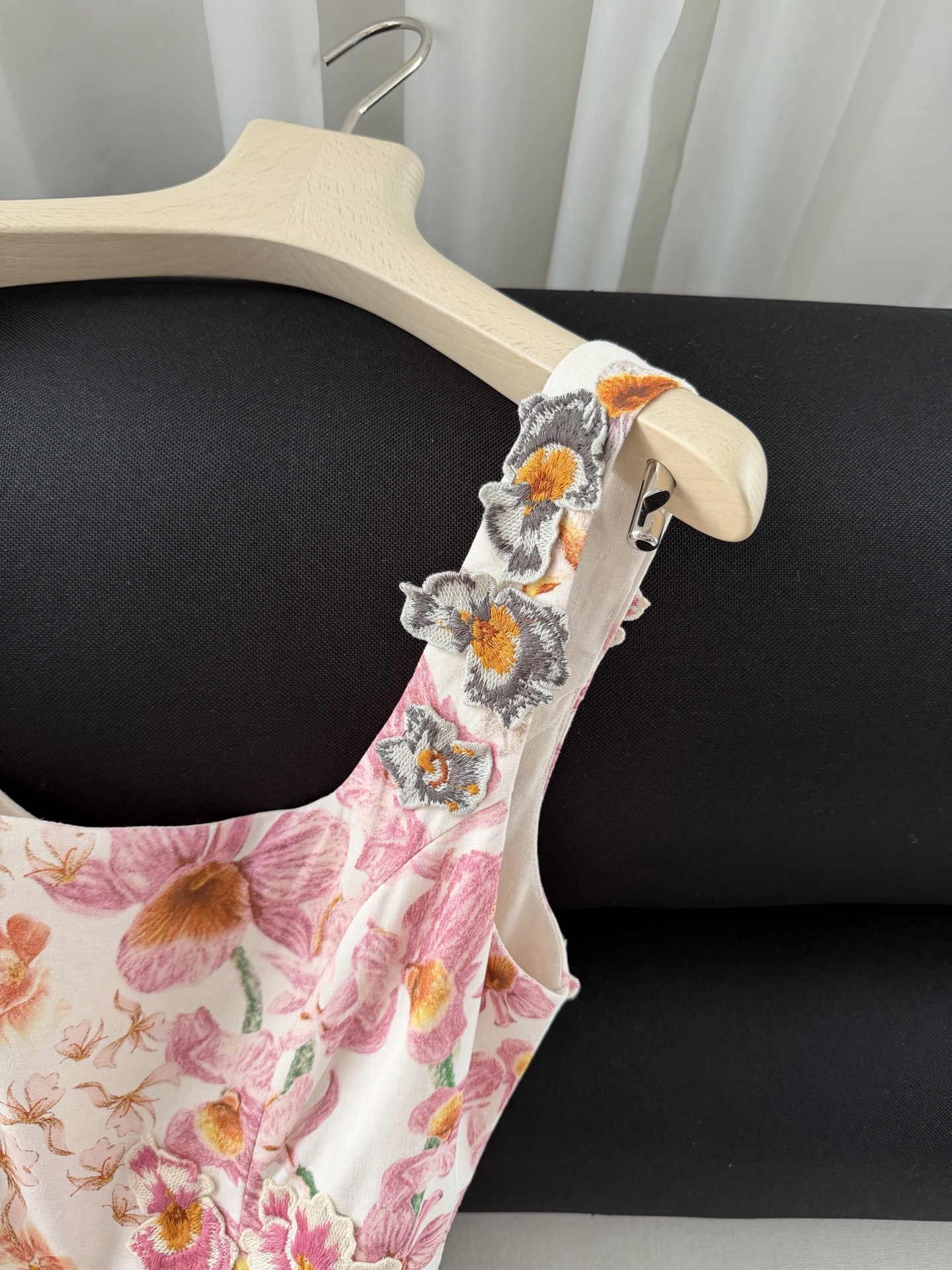 现货‼️‼️/繁花大摆连衣裙✨Agua by Agua Bendita以独特的设计和手工出名，上身穿着，