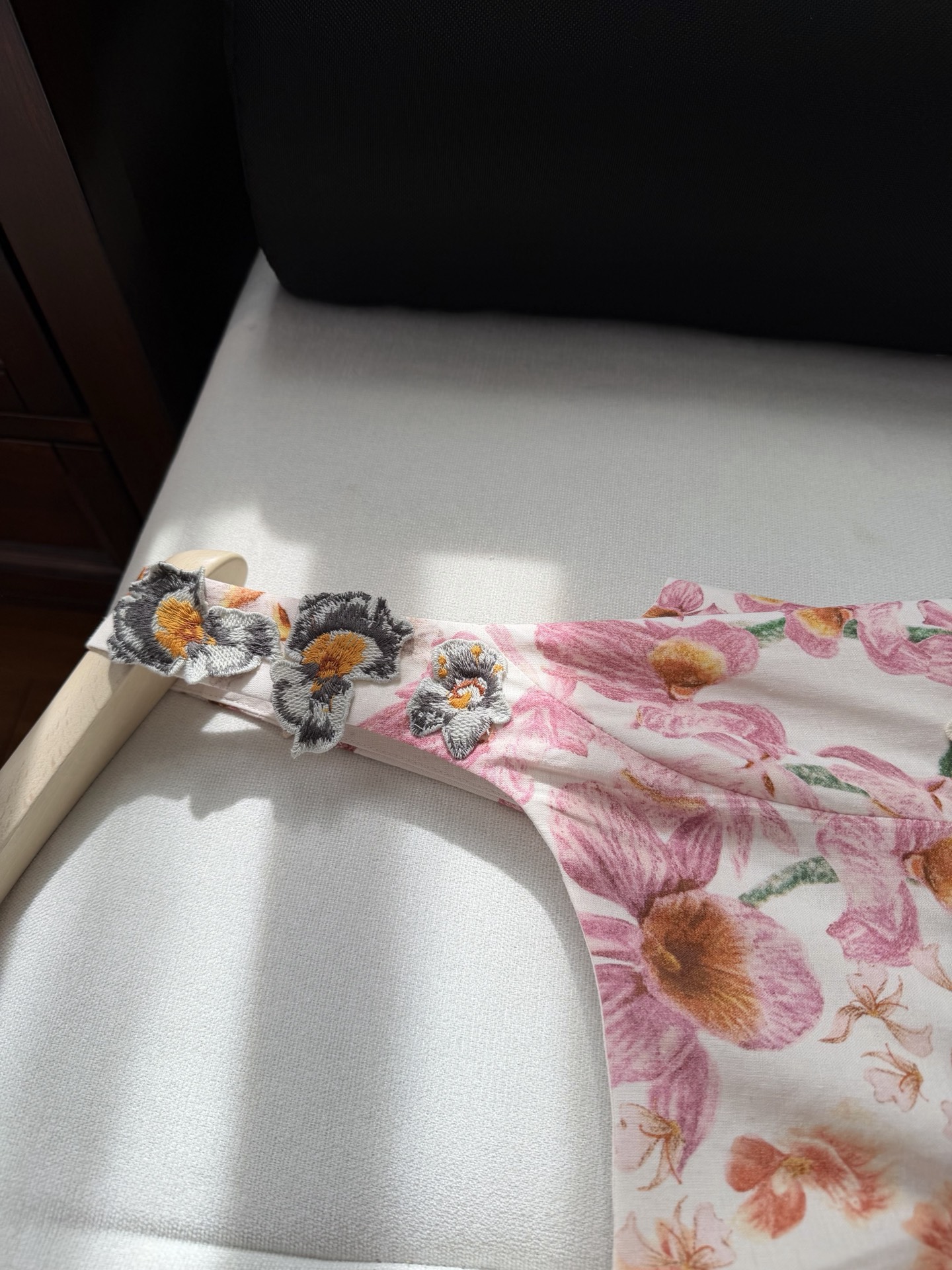 现货‼️‼️/繁花大摆连衣裙✨Agua by Agua Bendita以独特的设计和手工出名，上身穿着，