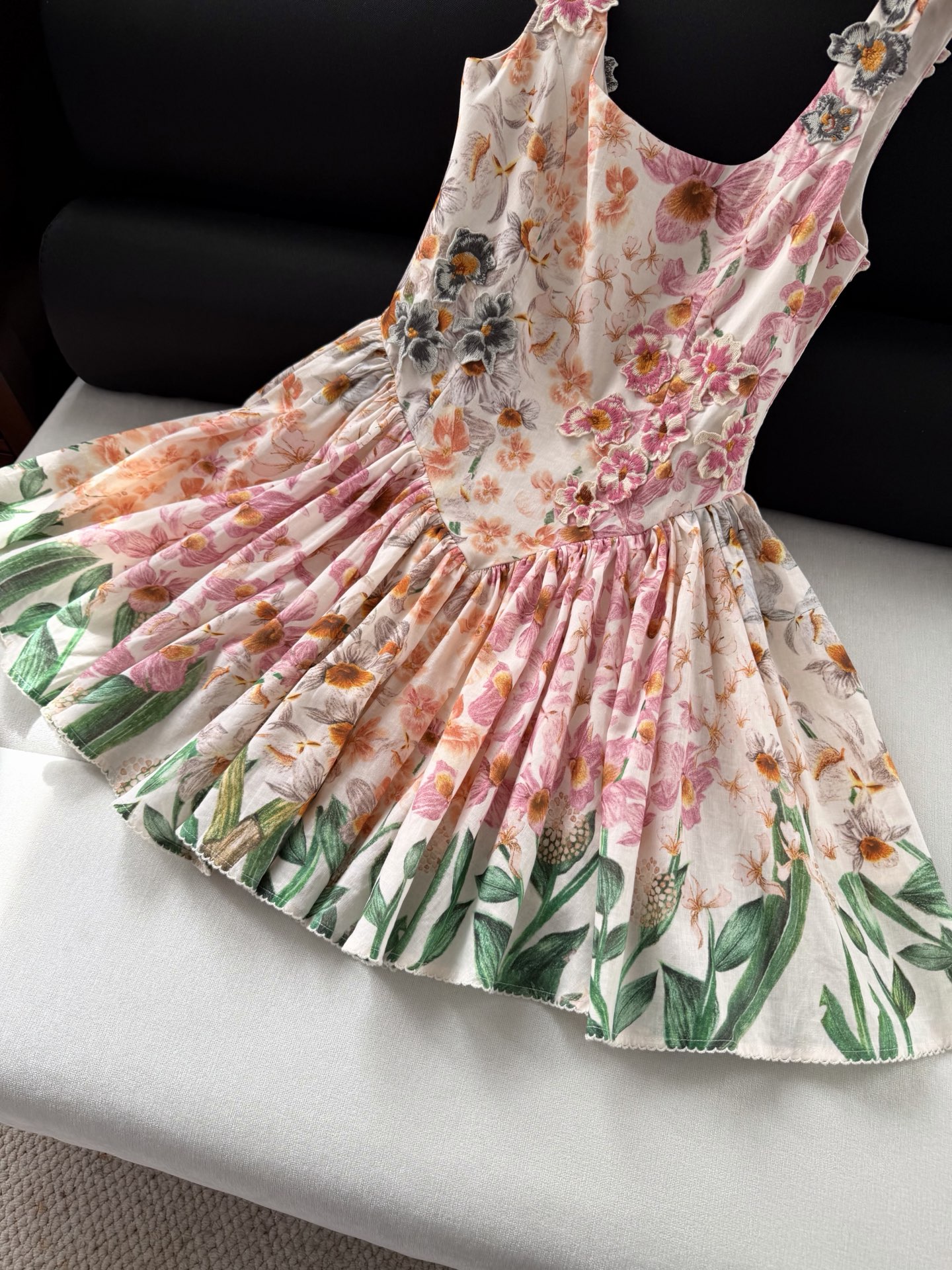 现货‼️‼️/繁花大摆连衣裙✨Agua by Agua Bendita以独特的设计和手工出名，上身穿着，