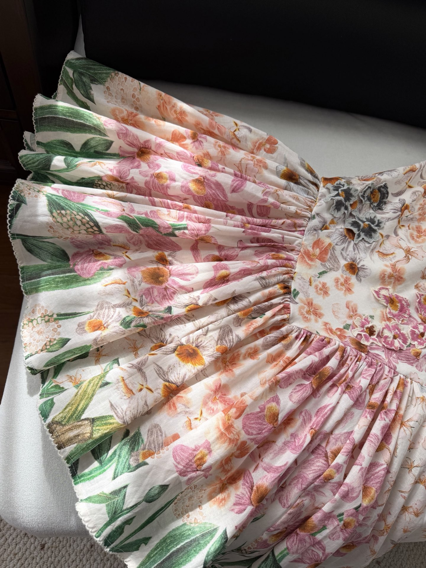 现货‼️‼️/繁花大摆连衣裙✨Agua by Agua Bendita以独特的设计和手工出名，上身穿着，