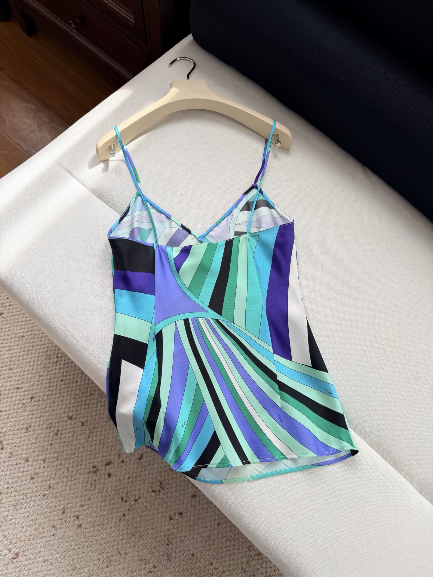 现货‼️‼️/真丝缎布吊带✨100%重磅斜纹真丝，饰有不会规则Lride漩涡随机印花，V领设计 细肩带，