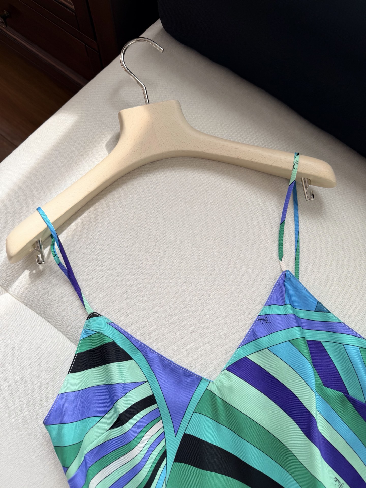 现货‼️‼️/真丝缎布吊带✨100%重磅斜纹真丝，饰有不会规则Lride漩涡随机印花，V领设计 细肩带，