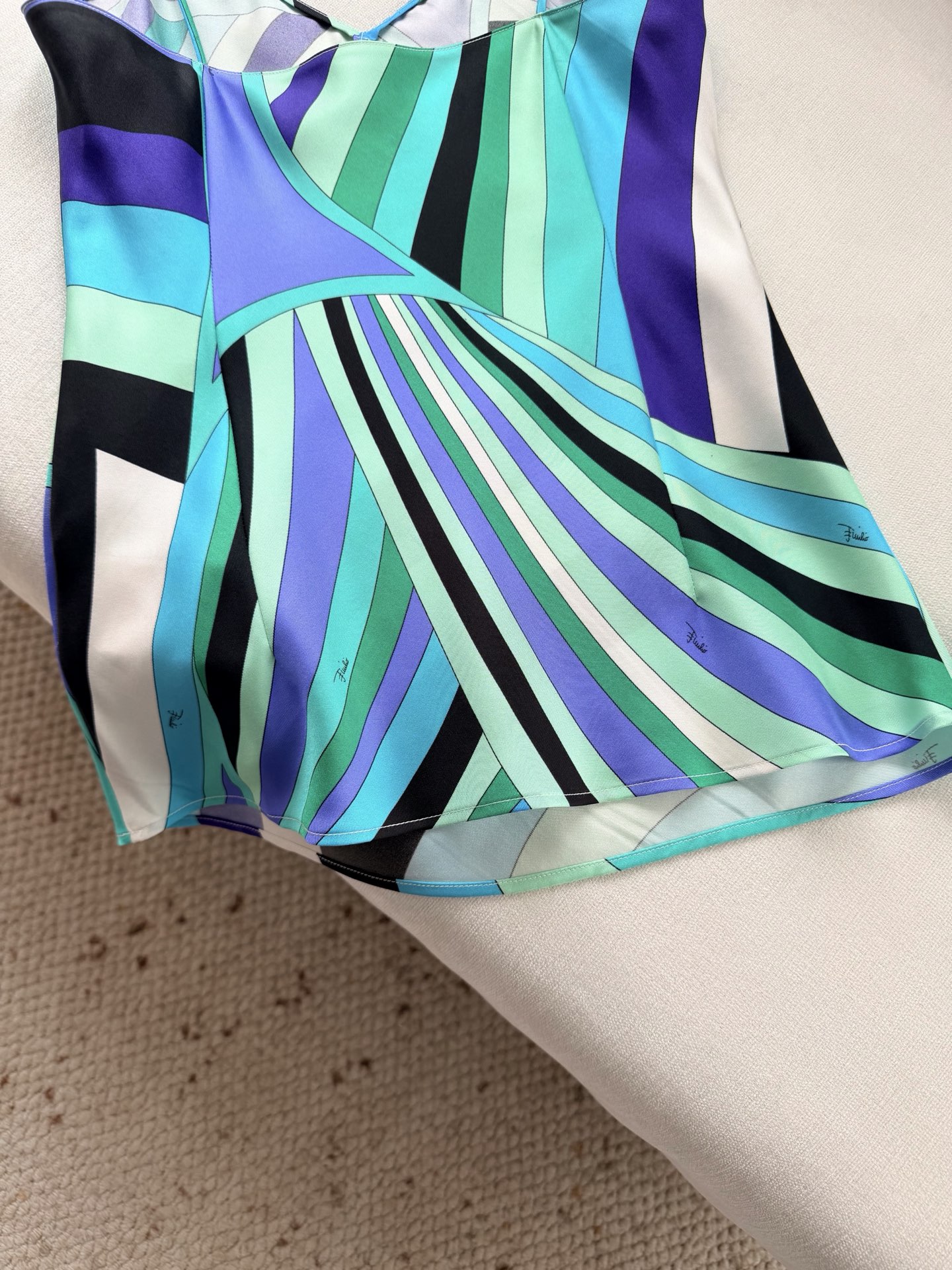 现货‼️‼️/真丝缎布吊带✨100%重磅斜纹真丝，饰有不会规则Lride漩涡随机印花，V领设计 细肩带，