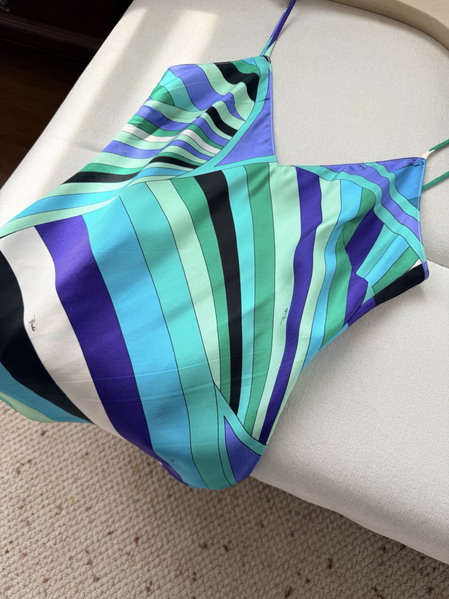 现货‼️‼️/真丝缎布吊带✨100%重磅斜纹真丝，饰有不会规则Lride漩涡随机印花，V领设计 细肩带，