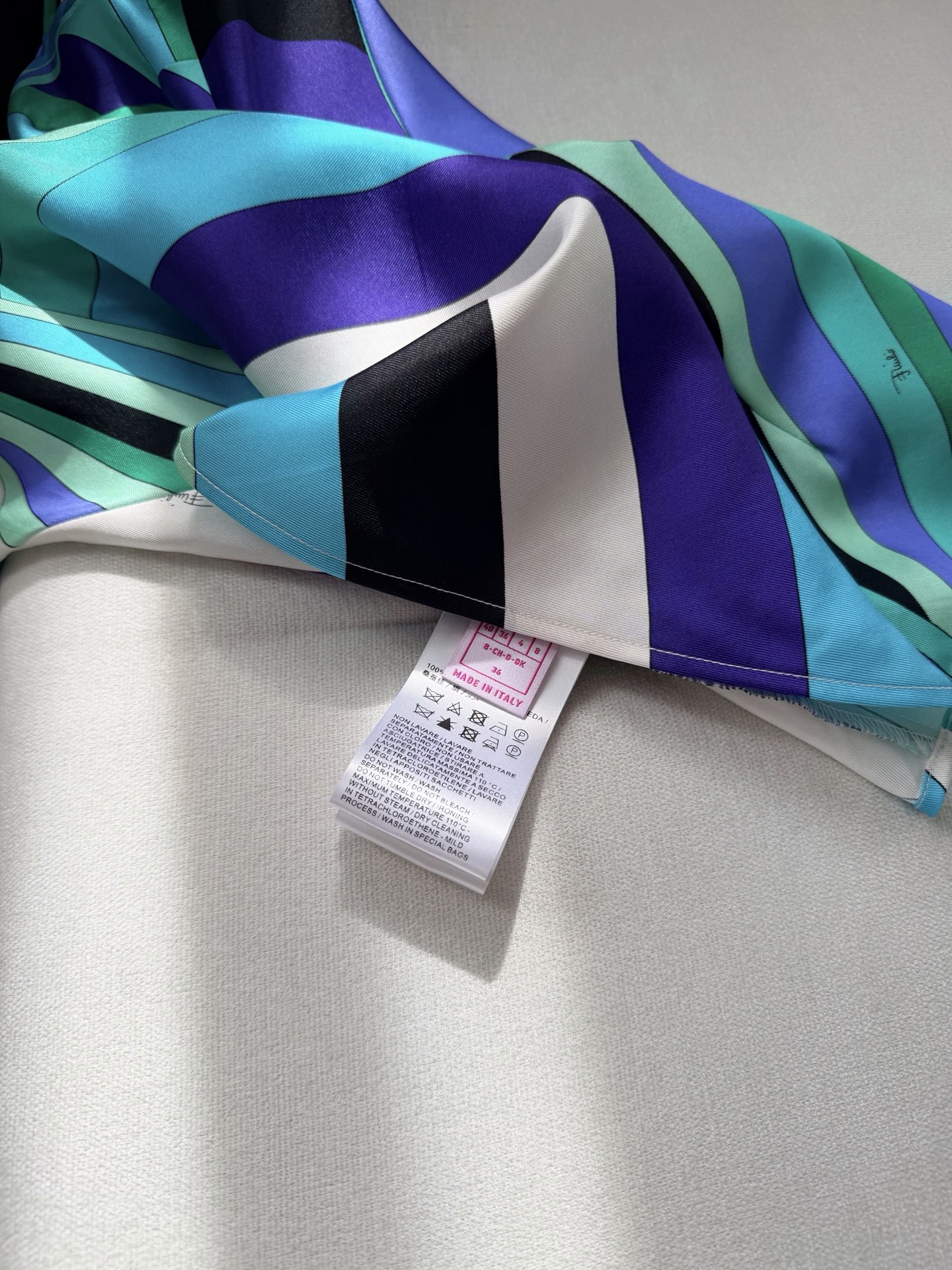 现货‼️‼️/真丝缎布吊带✨100%重磅斜纹真丝，饰有不会规则Lride漩涡随机印花，V领设计 细肩带，