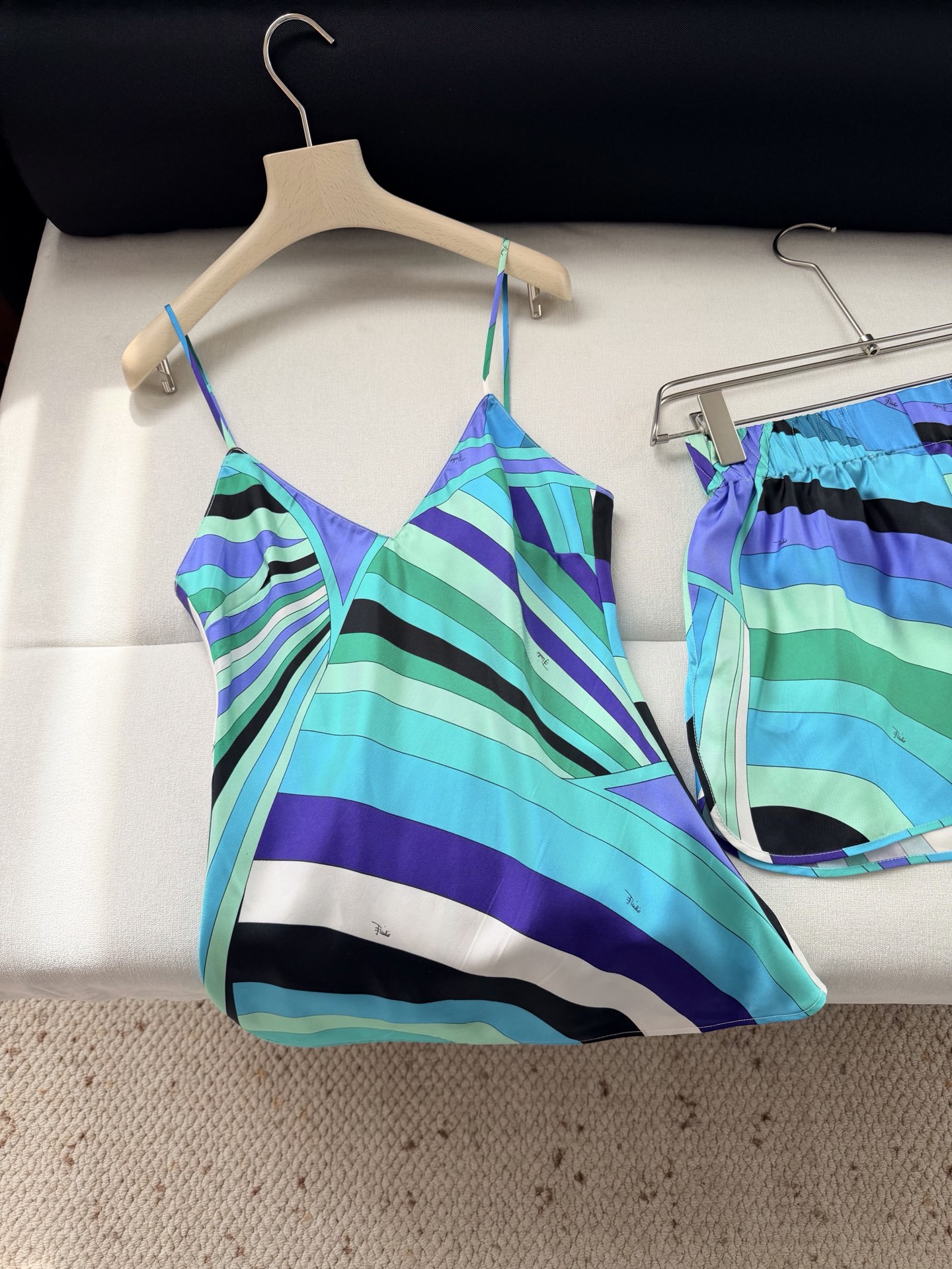 现货‼️‼️/真丝缎布吊带✨100%重磅斜纹真丝，饰有不会规则Lride漩涡随机印花，V领设计 细肩带，