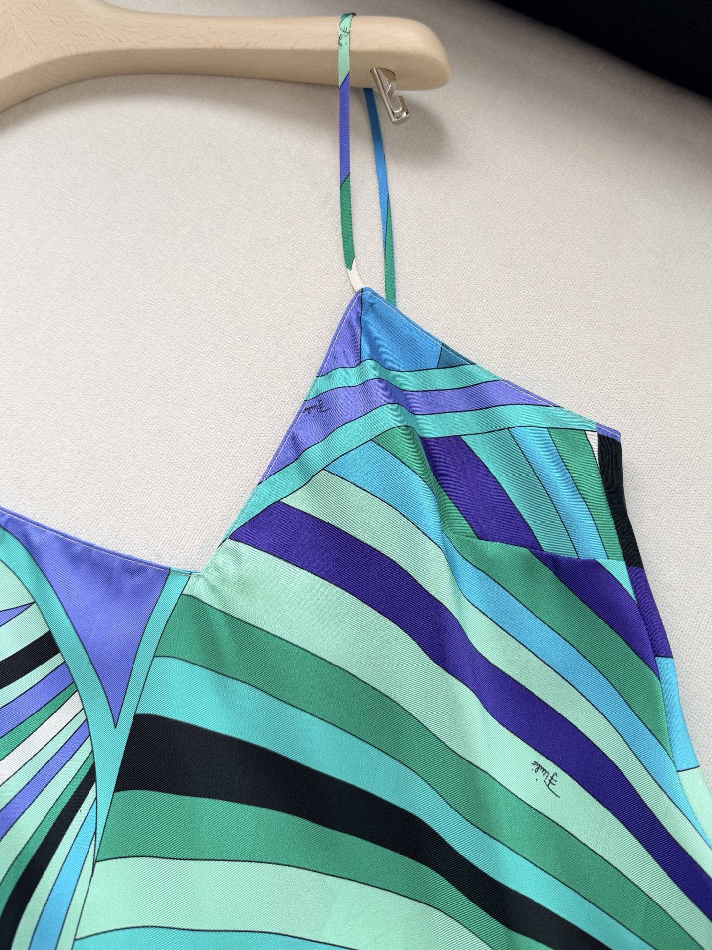 现货‼️‼️/真丝缎布吊带✨100%重磅斜纹真丝，饰有不会规则Lride漩涡随机印花，V领设计 细肩带，