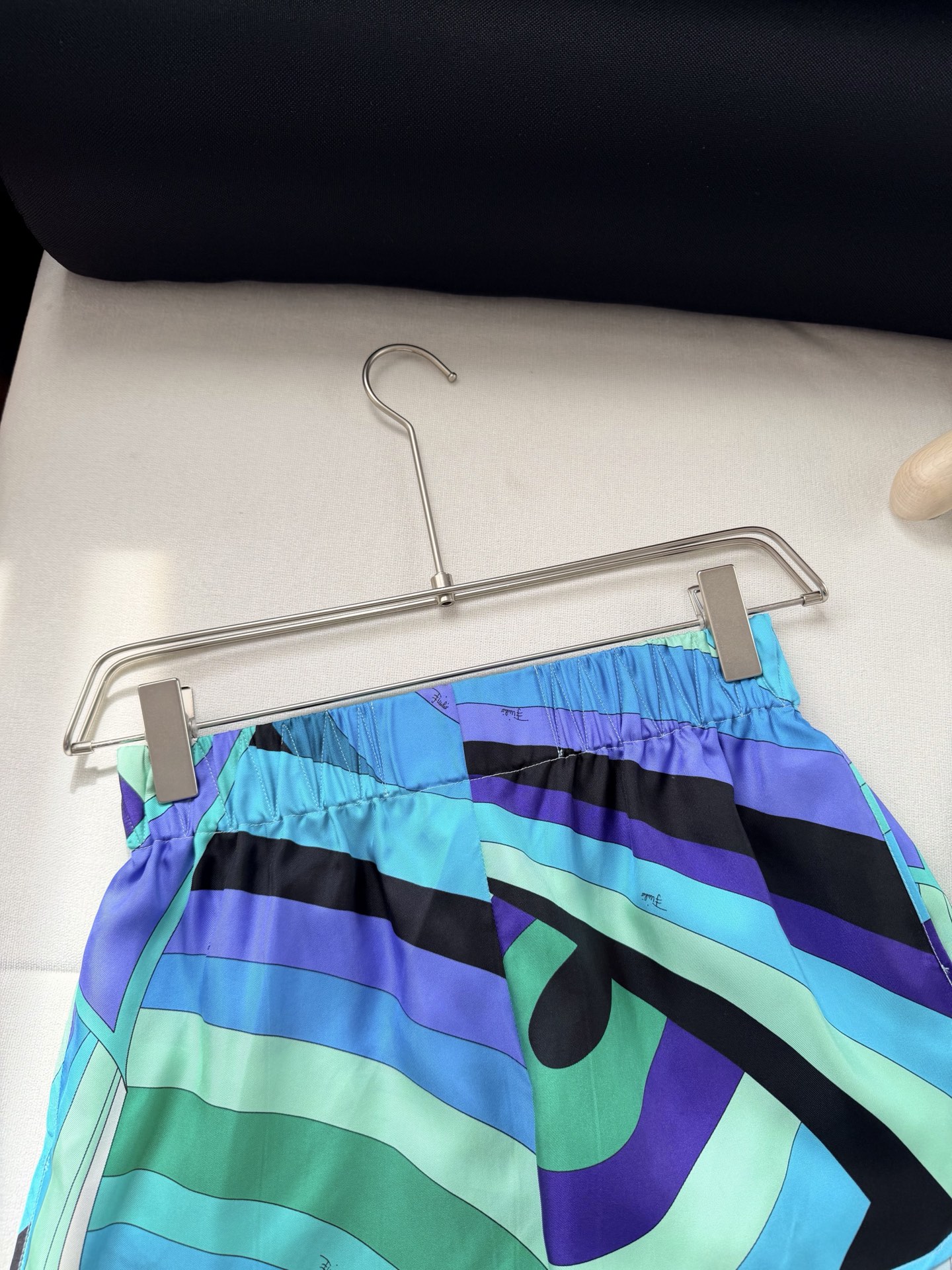 现货‼️‼️/真丝缎布短裤✨100%重磅斜纹真丝，饰有不会规则Lride漩涡随机印花，松紧弹力腰头，侧叉