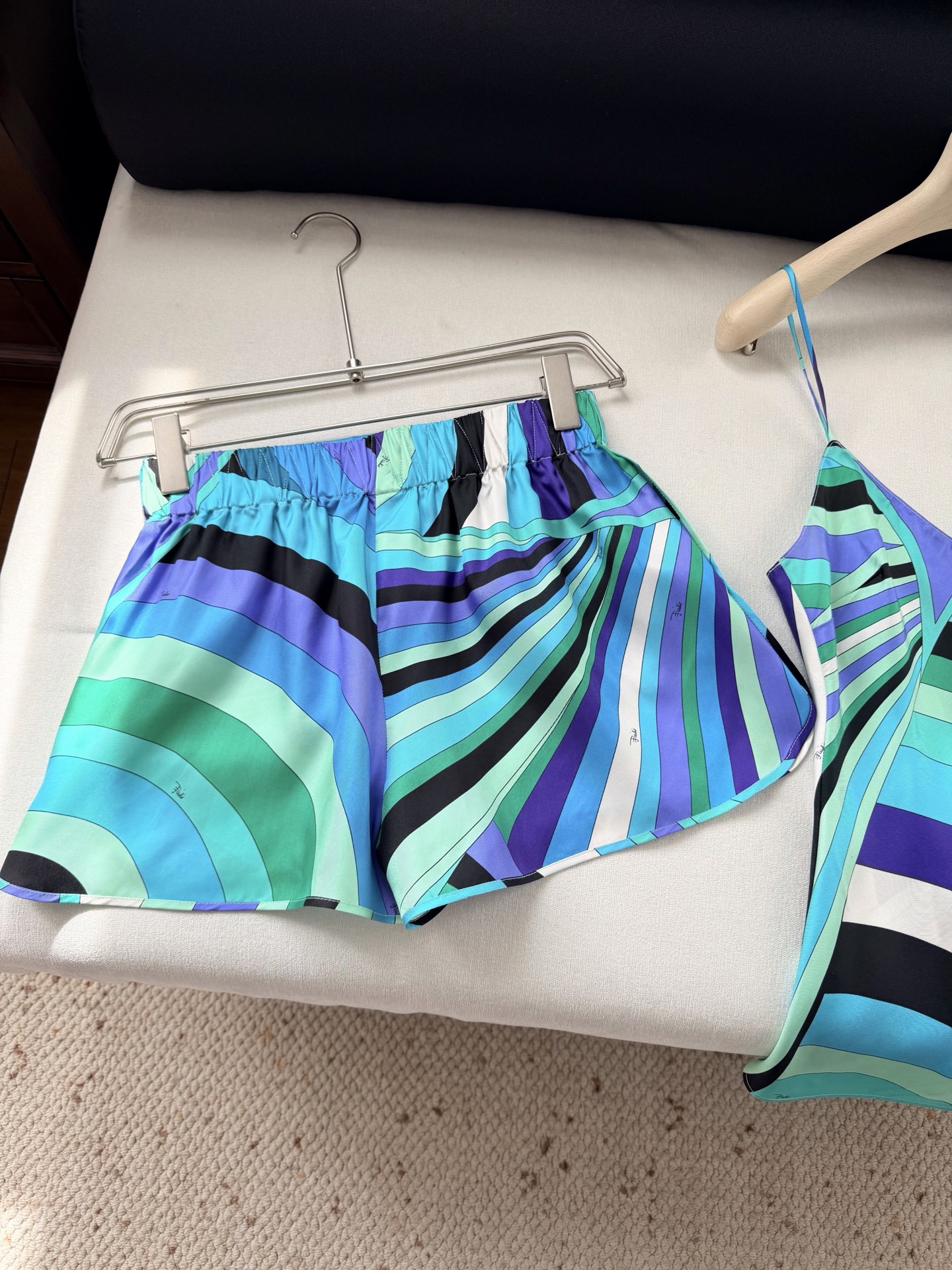 现货‼️‼️/真丝缎布短裤✨100%重磅斜纹真丝，饰有不会规则Lride漩涡随机印花，松紧弹力腰头，侧叉