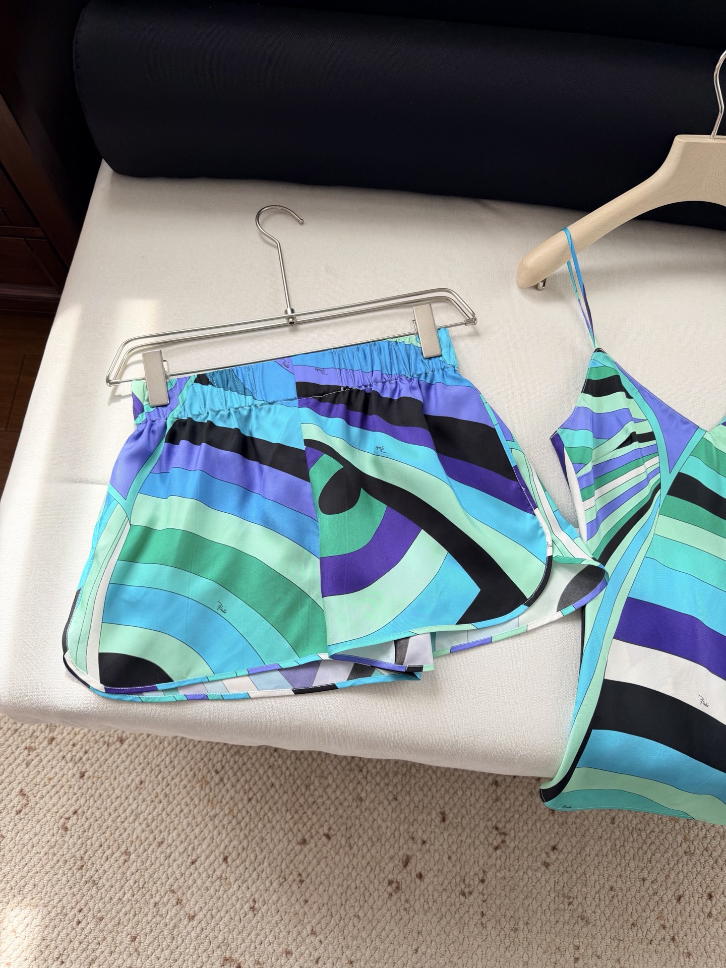 现货‼️‼️/真丝缎布短裤✨100%重磅斜纹真丝，饰有不会规则Lride漩涡随机印花，松紧弹力腰头，侧叉