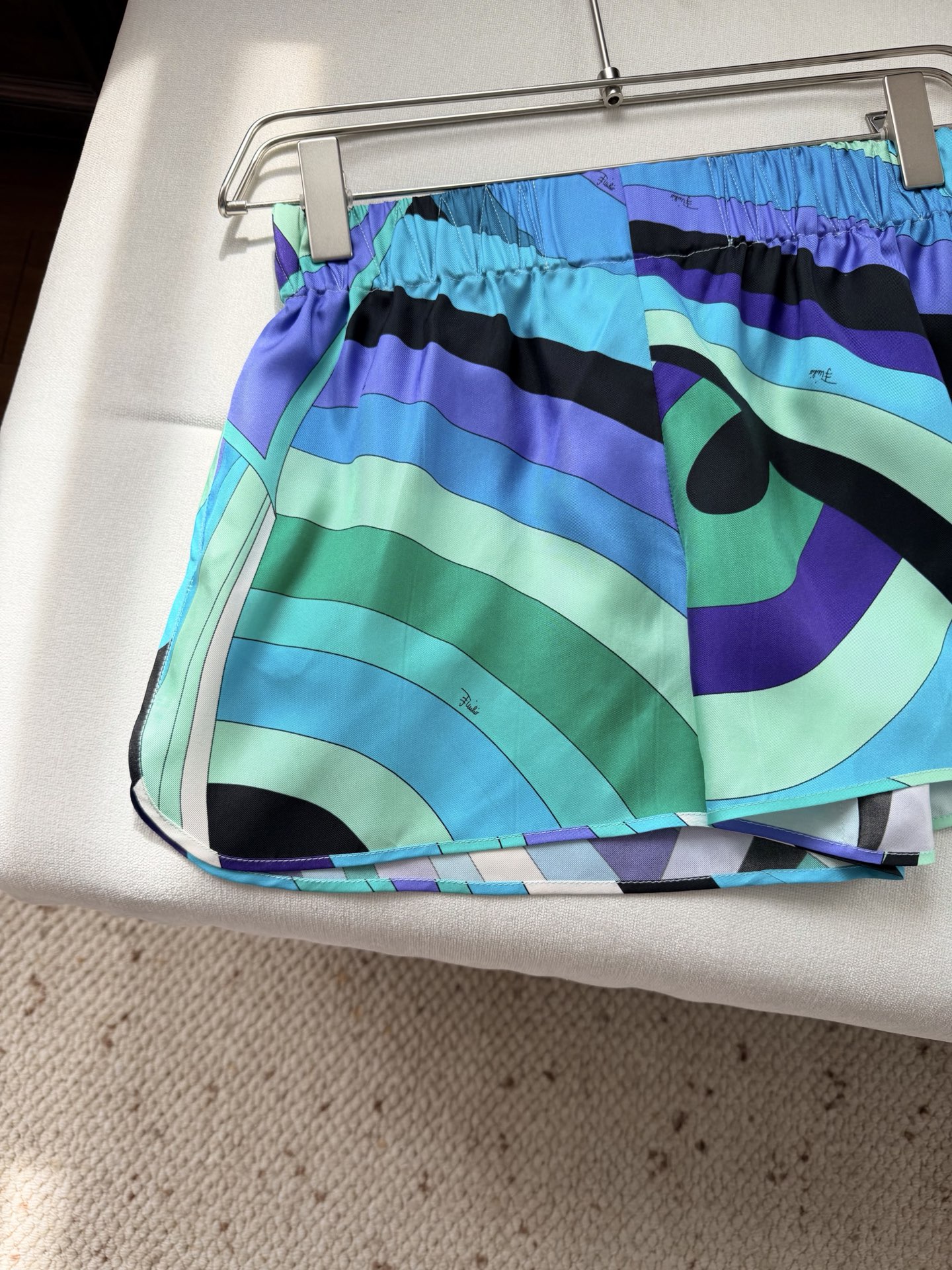 现货‼️‼️/真丝缎布短裤✨100%重磅斜纹真丝，饰有不会规则Lride漩涡随机印花，松紧弹力腰头，侧叉