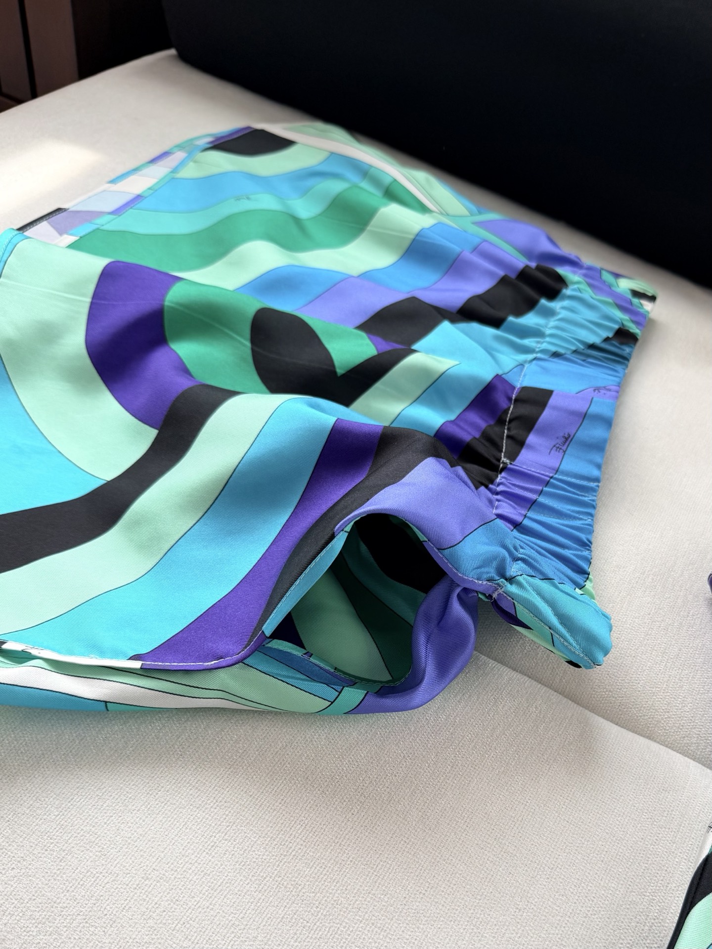 现货‼️‼️/真丝缎布短裤✨100%重磅斜纹真丝，饰有不会规则Lride漩涡随机印花，松紧弹力腰头，侧叉