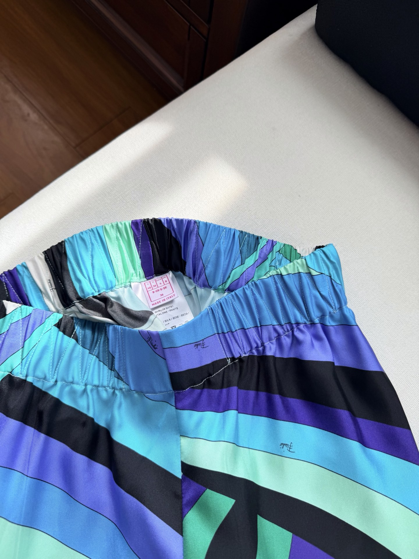 现货‼️‼️/真丝缎布短裤✨100%重磅斜纹真丝，饰有不会规则Lride漩涡随机印花，松紧弹力腰头，侧叉